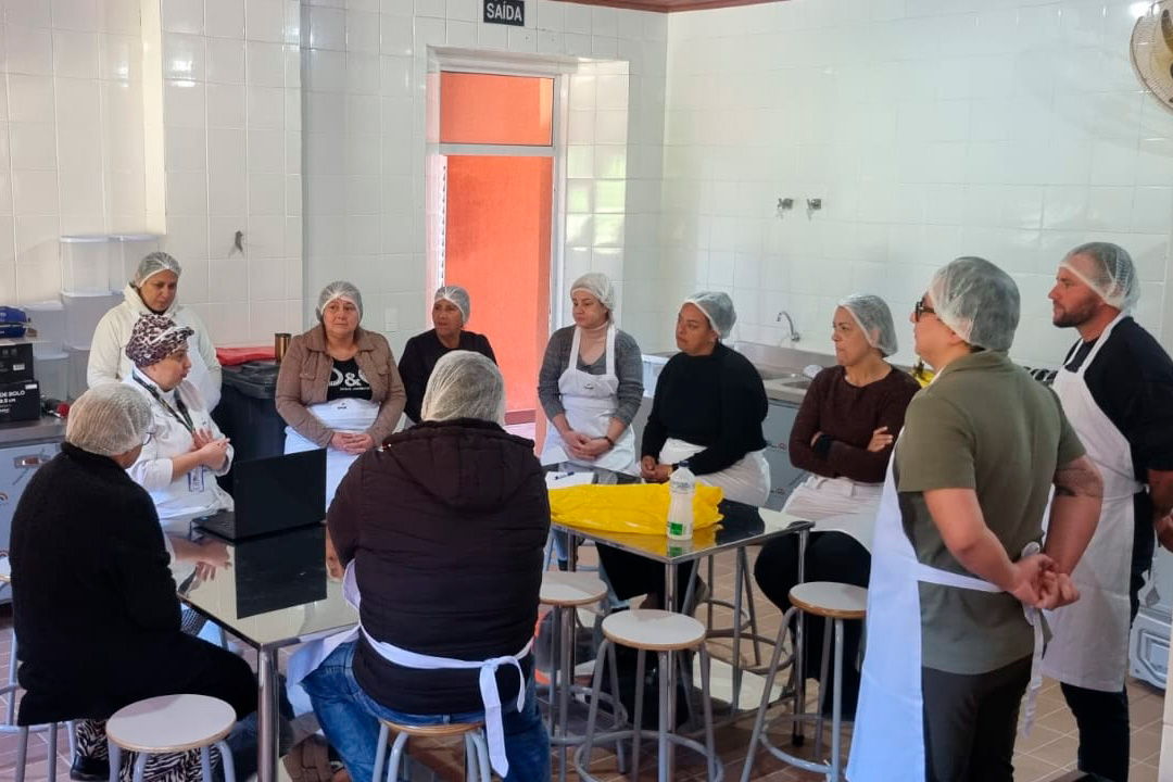 Ilha das Cobras recebe primeiras aulas da Escola do Mar com curso gratuito de gastronomia