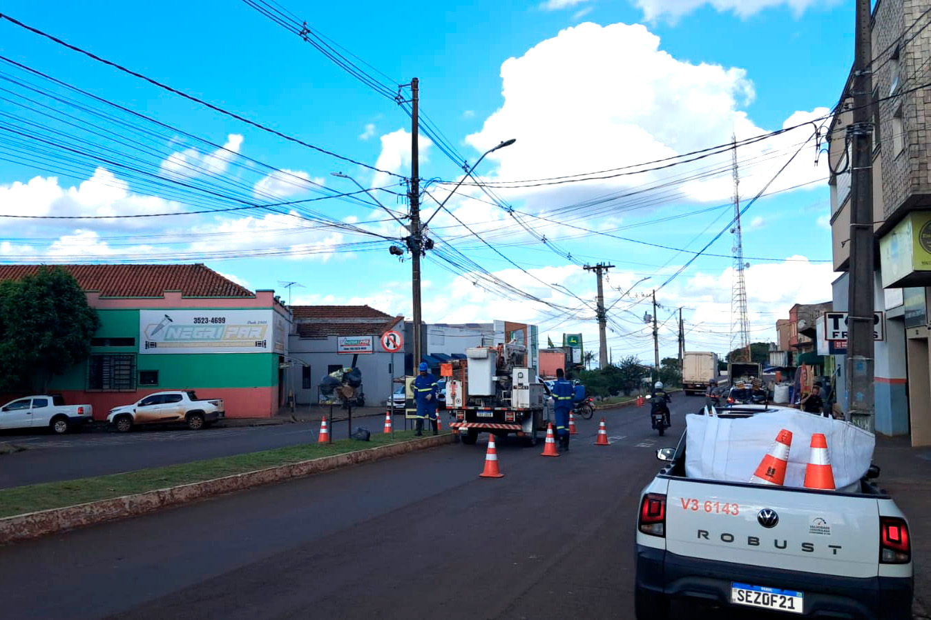 Copel remove mais de 300 kg de cabos de telecom em situação irregular em Cornélio Procópio