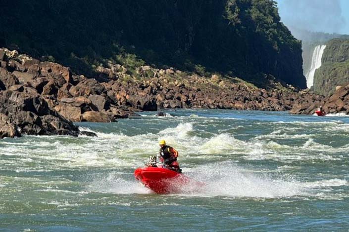 Bombeiros fazem treinamento operacional em Foz do Iguaçu com motoaquáticas de resgate inéditas no Brasil