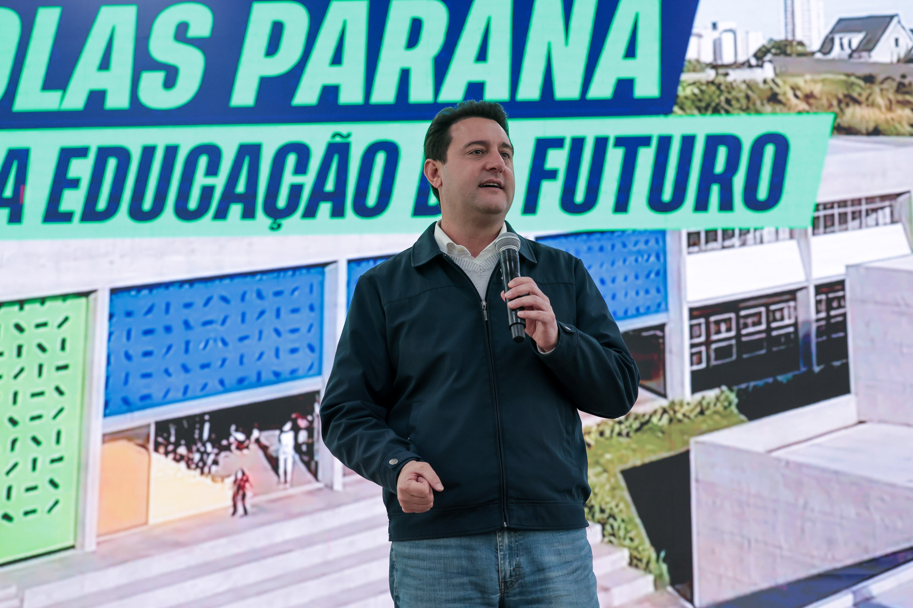O governador Carlos Massa Ratinho Junior e o secretário da Educação, Roni Miranda, assinam nesta quarta-feira (24), o contrato do programa Mais Escolas Paraná