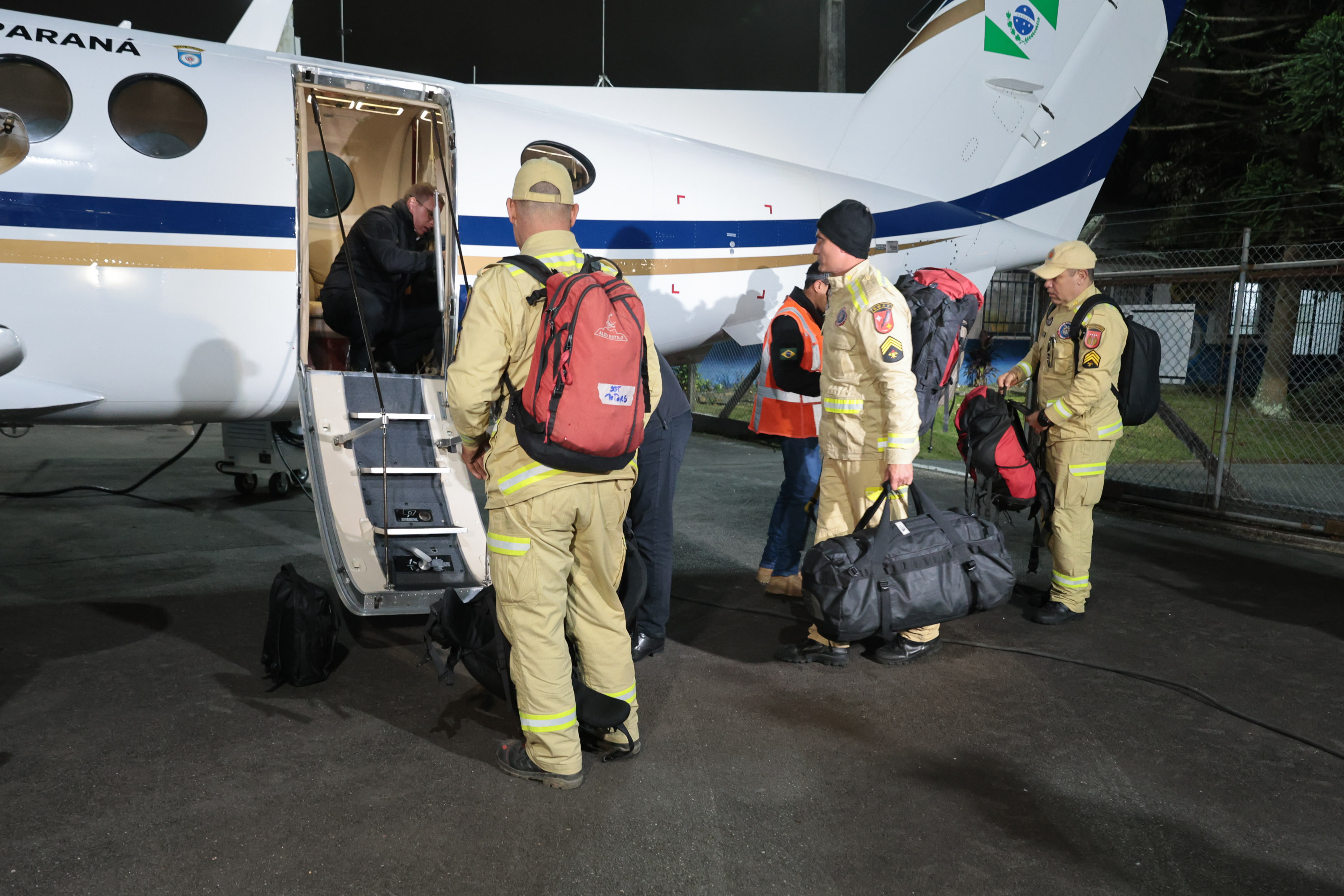 Bombeiros do Paraná embarcam para missão de busca e resgate na Venezuela após terremoto
