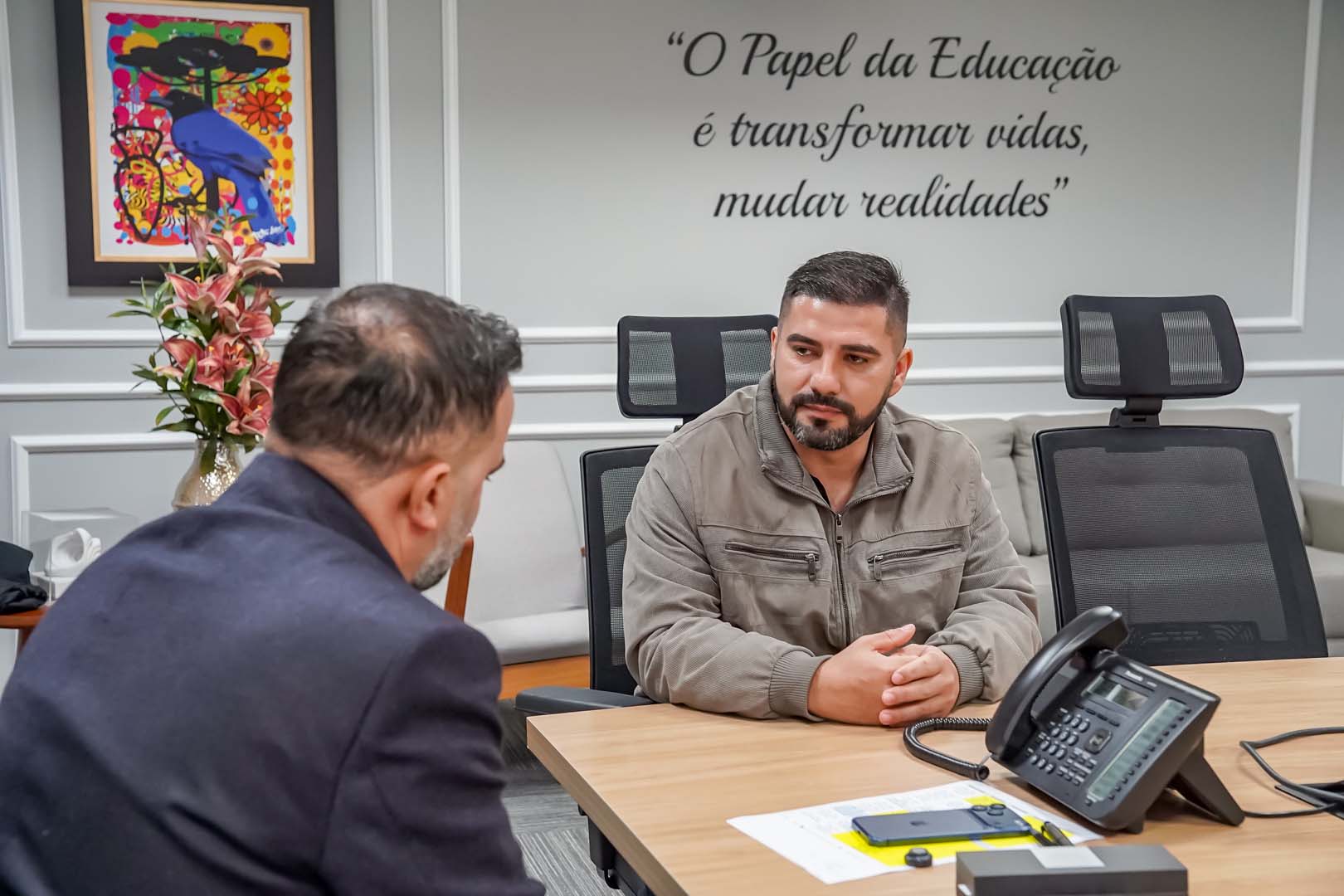 Merendeiro premiado nacionalmente é recebido pelo secretário da Educação