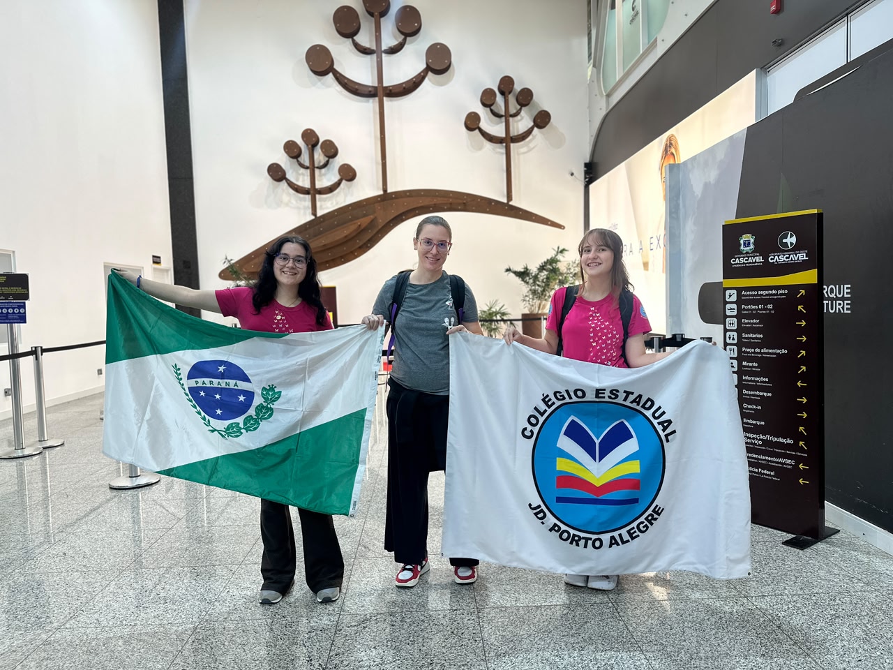 estudantes apresentam bandeiras do Paraná e da escola na despedida.