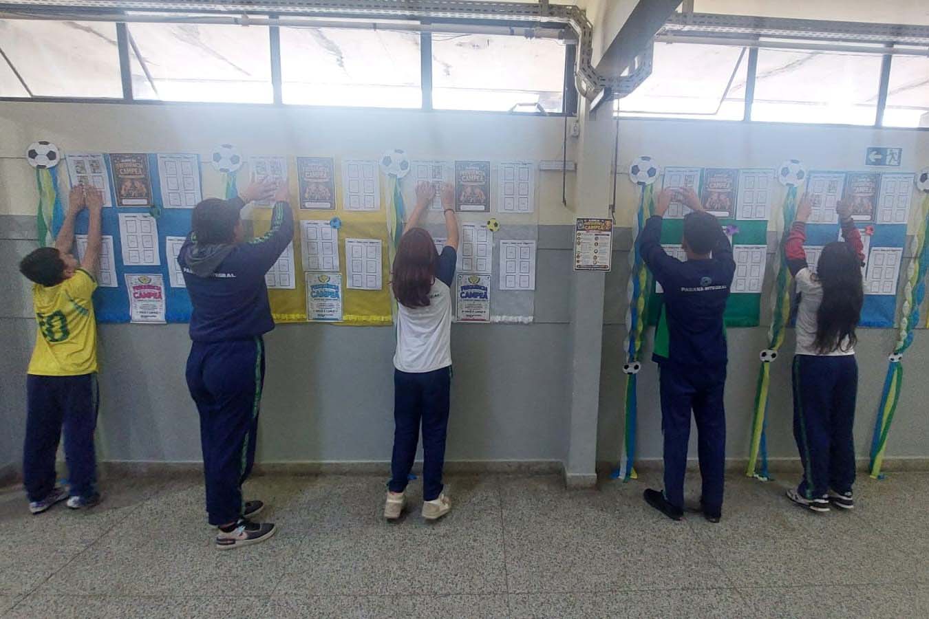 Clima de Copa: escolas estaduais aproveitam febre dos álbuns de figurinhas para impulsionar frequência dos estudantes