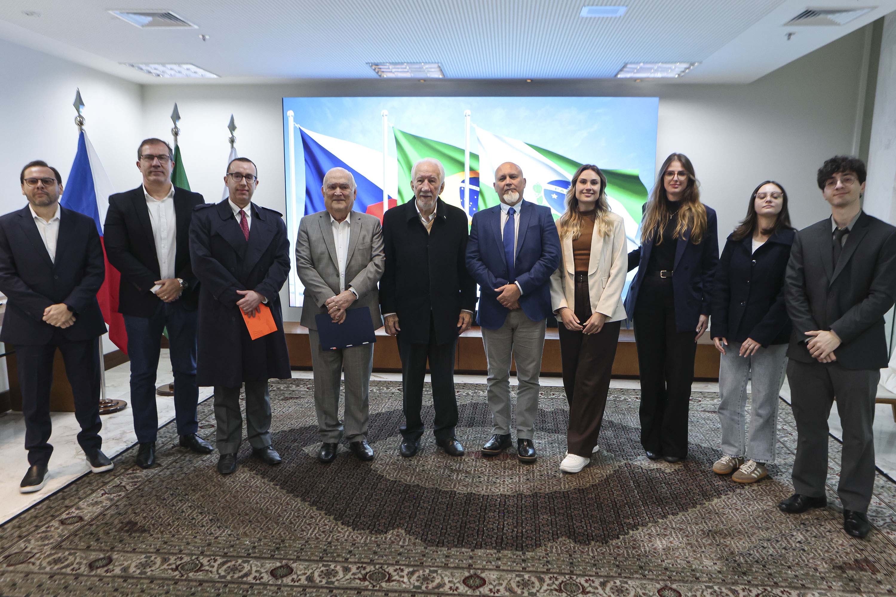 O governador em exercício Darci Piana recebeu nesta segunda-feira (29), no Palácio Iguaçu, em Curitiba, o cônsul-geral da República Tcheca em São Paulo, Richard Krpac