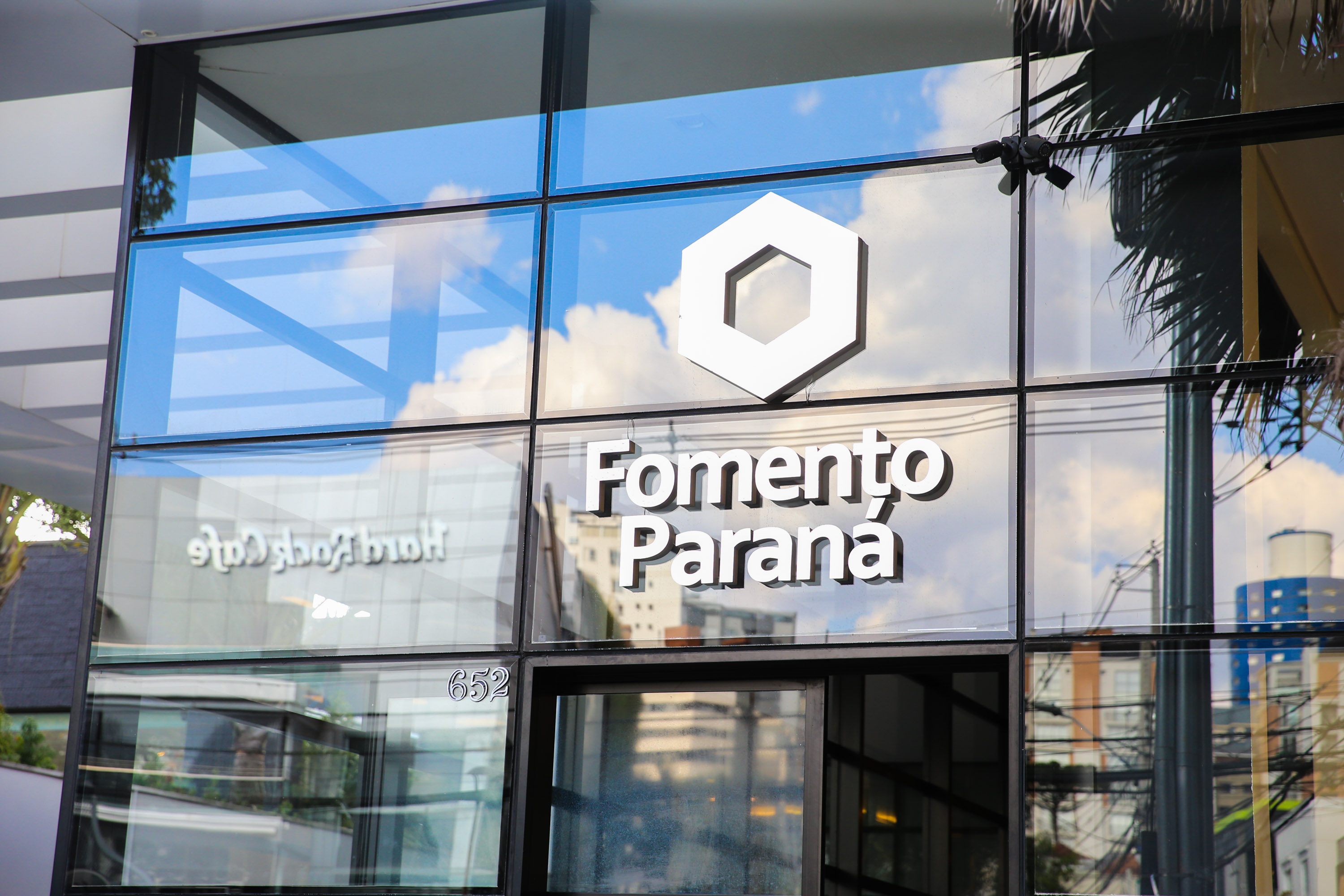 Fomento PR - Governador sanciona lei que autoriza captação internacional de recursos para financiar micro e pequenas empresas