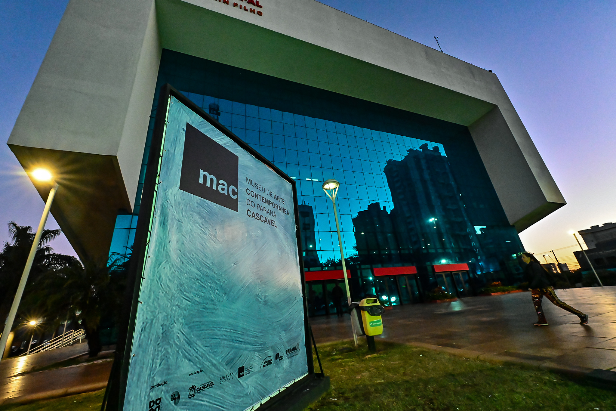 Cascavel recebe museu satélite do MAC-PR com casa cheia