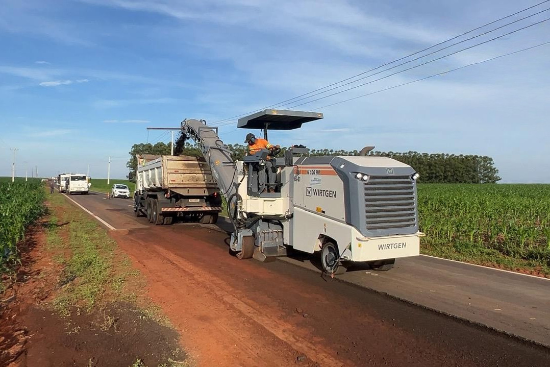 Serviços de conservação na PR-445 entre Bela Vista do Paraíso e Primeiro de Maio