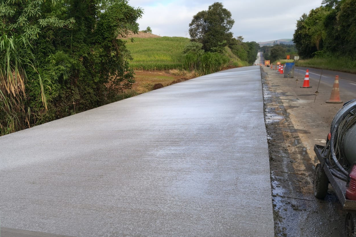Obra de whitetopping da PR-460 e PRC-487 entre Pitanga e Nova Tebas