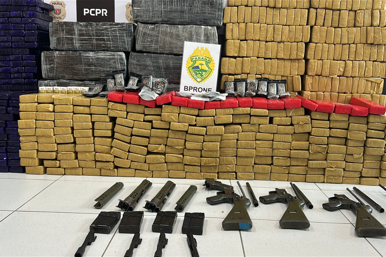 PMPR apreende mais de 660 quilos de maconha e peças de fuzis na Região Metropolitana de Curitiba