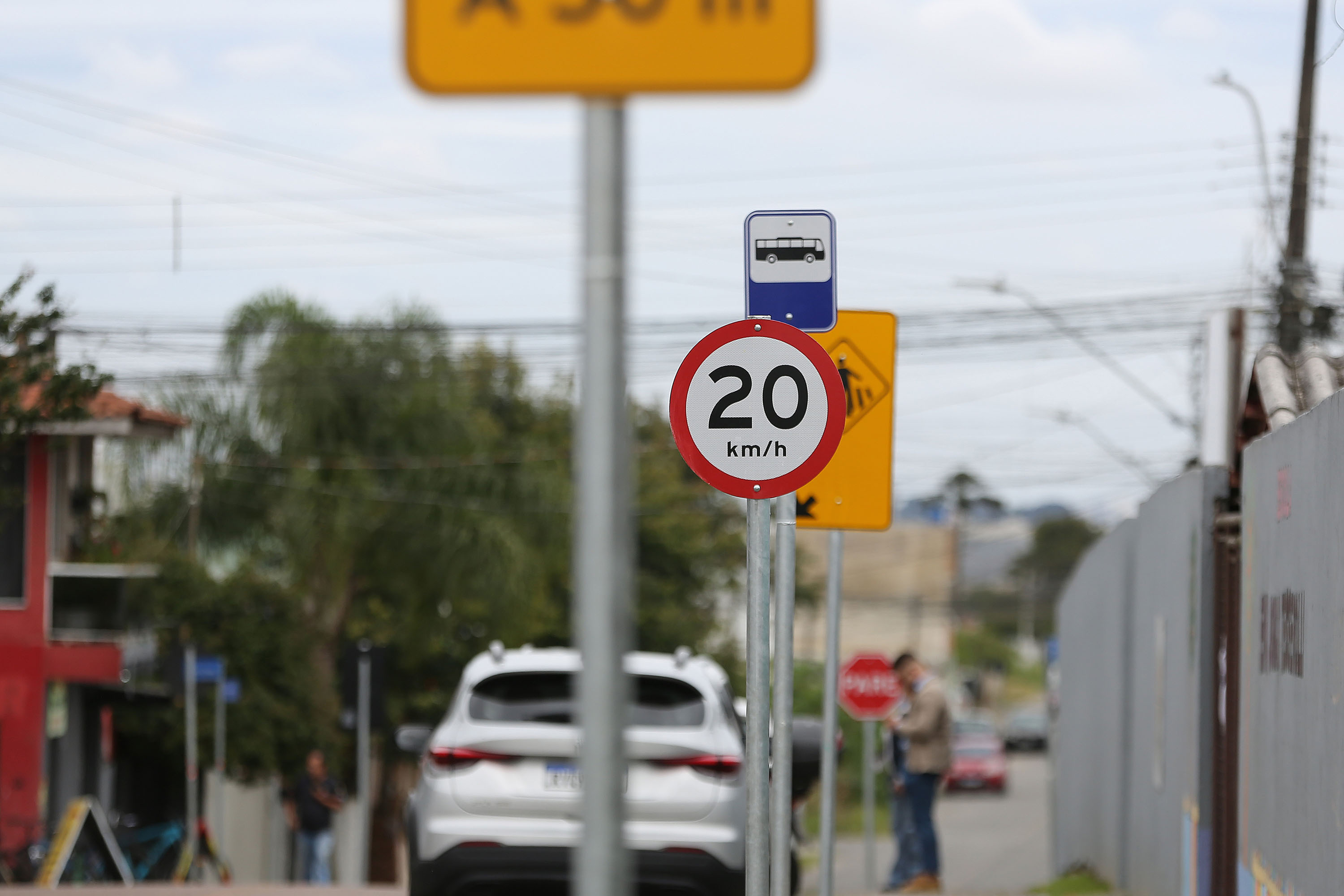 Programa do Detran-PR entrega 33,3 mil novas placas de trânsito a 167 municípios