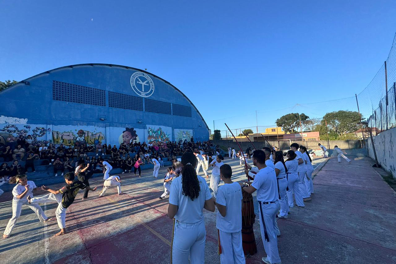 Mais de 150 estudantes da rede estadual participam de batizado e troca de cordas de projeto de capoeira em Curitiba