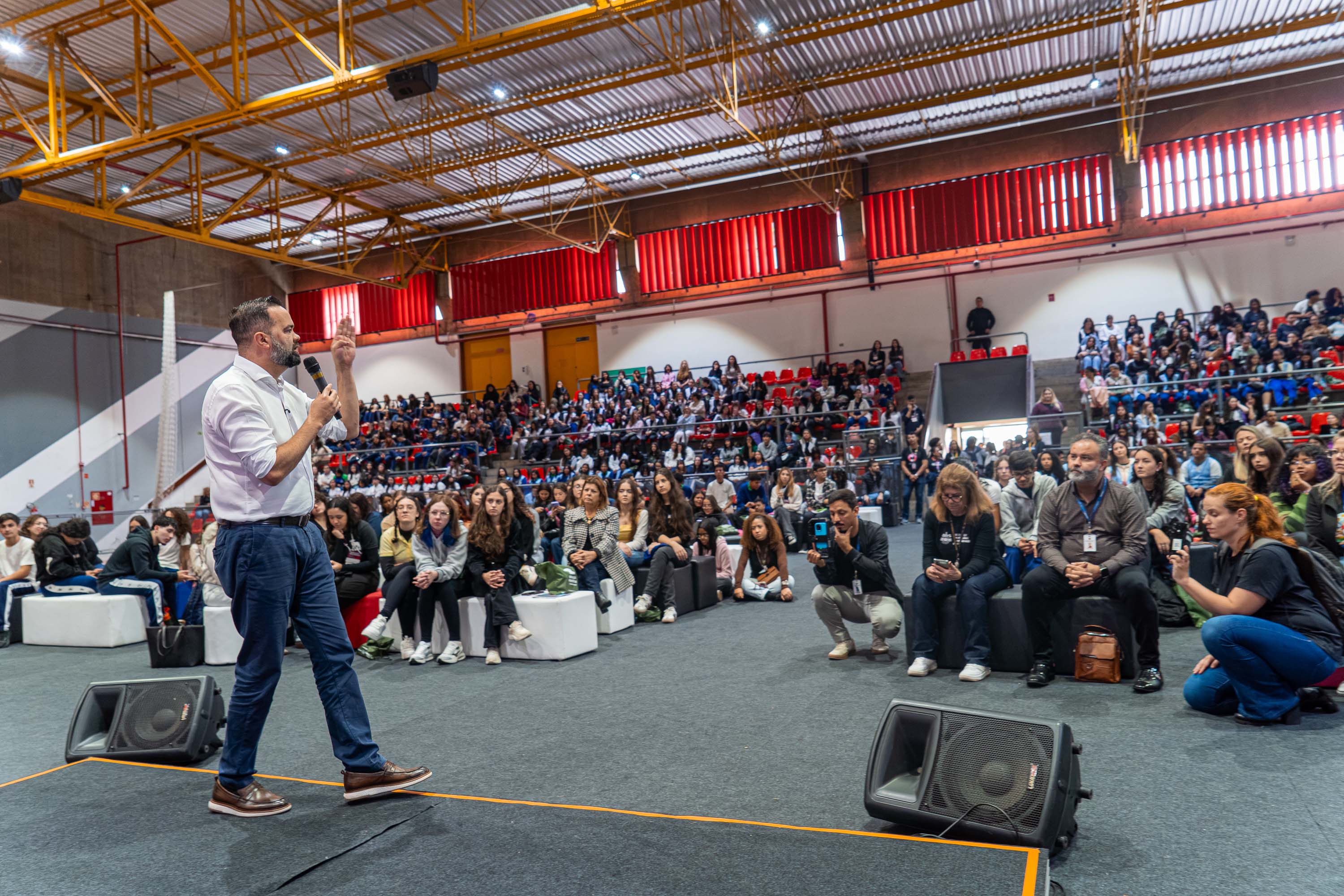 Dia do professor: evento para incentivo à docência reúne 800 estudantes em Curitiba e Maringá