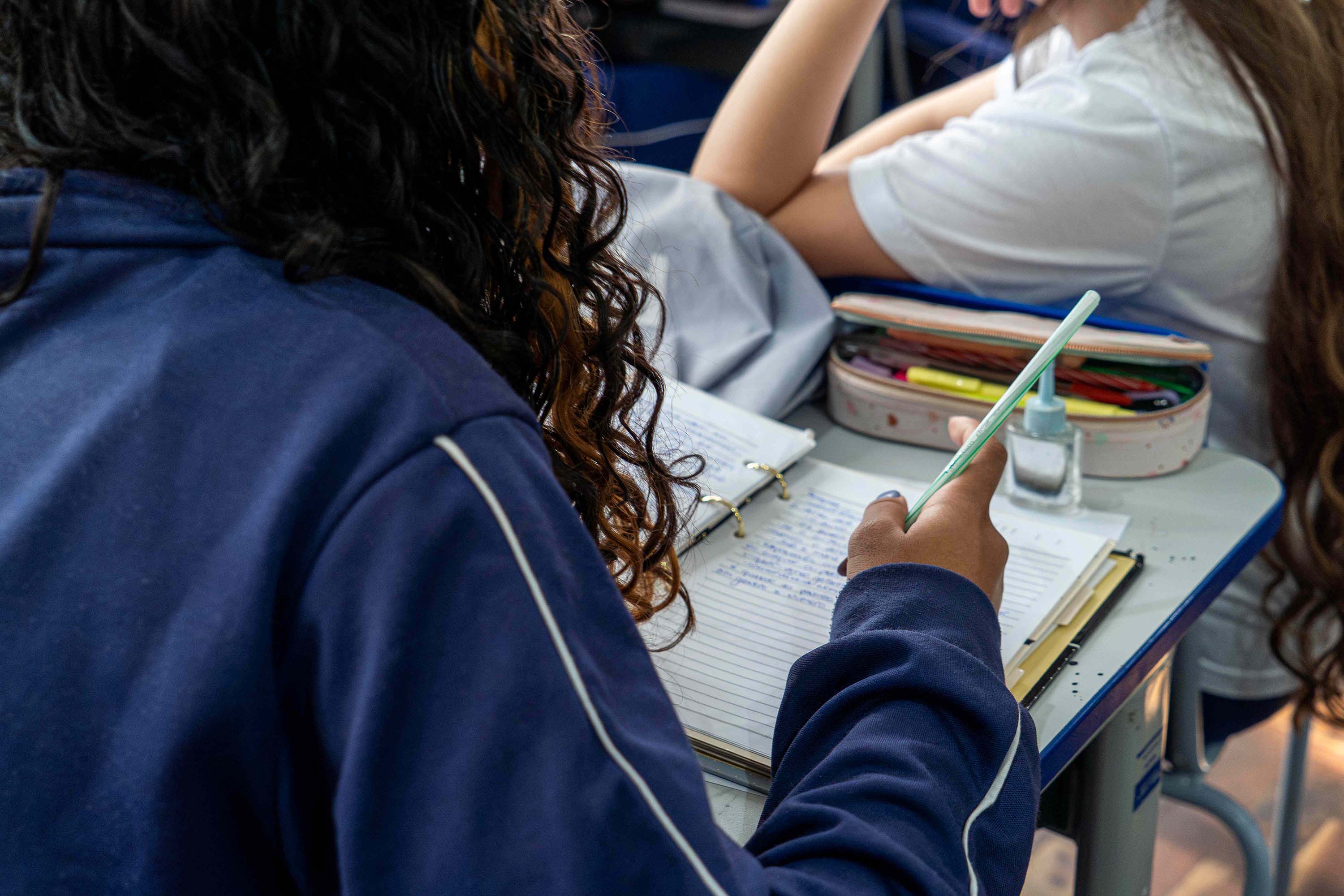 Bets, escala 6x1 e SUS: professores da rede estadual apontam possíveis temas da redação do Enem 2026