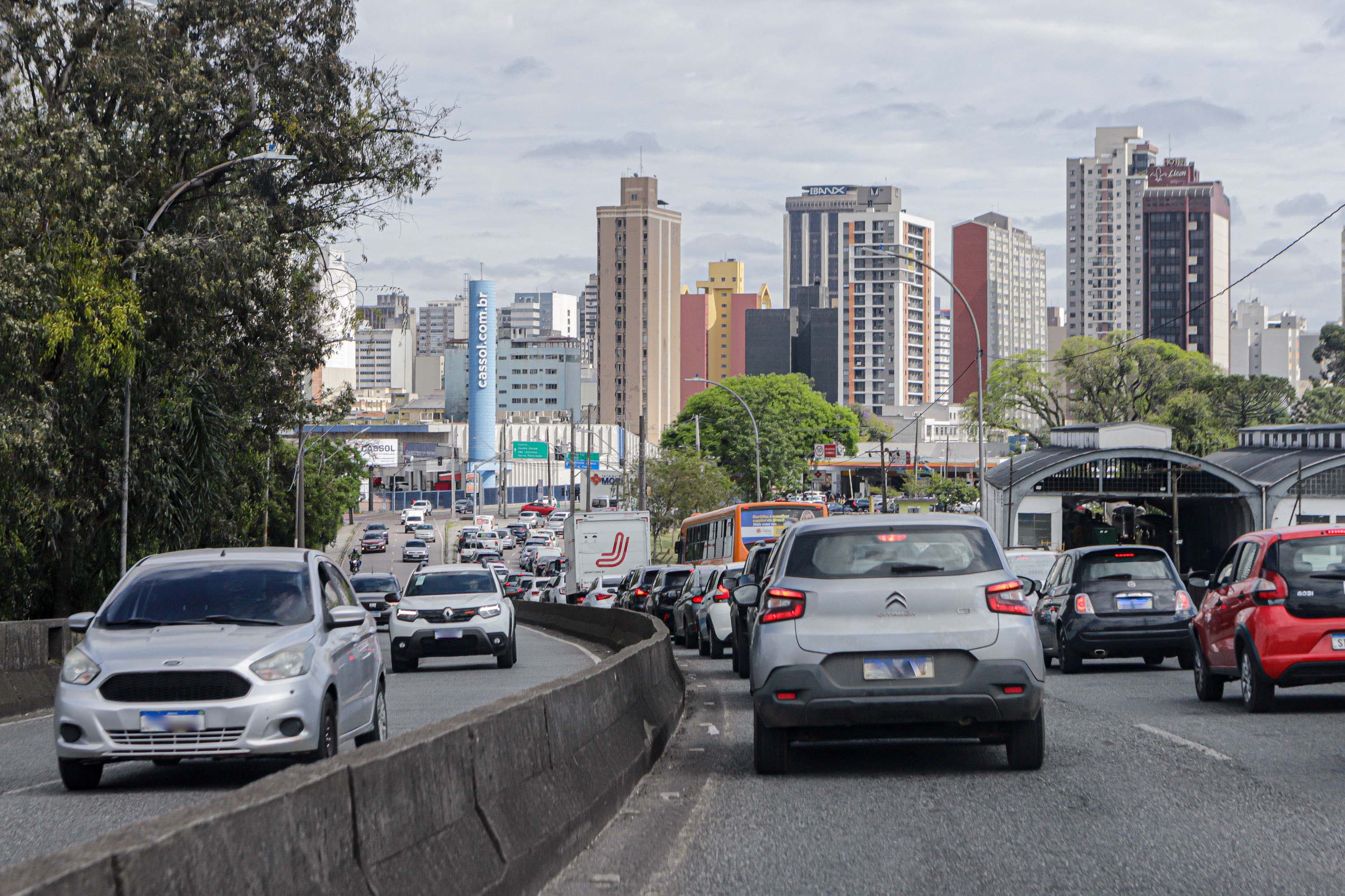 Curitiba, Itambaracá e Agudos do Sul: veja quais cidades lideram aumento de frota de veículos no último ano