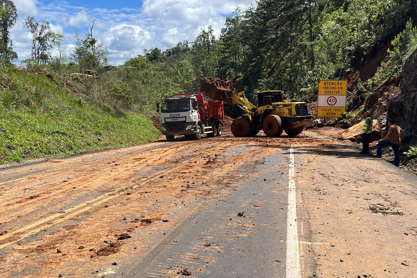Rodovias estaduais têm trechos interditados por estragos da chuva e manutenções no Paraná