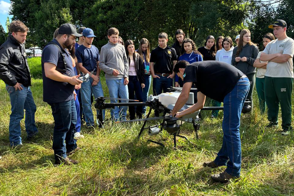 Colégios agrícolas do Paraná recebem drones para aulas práticas