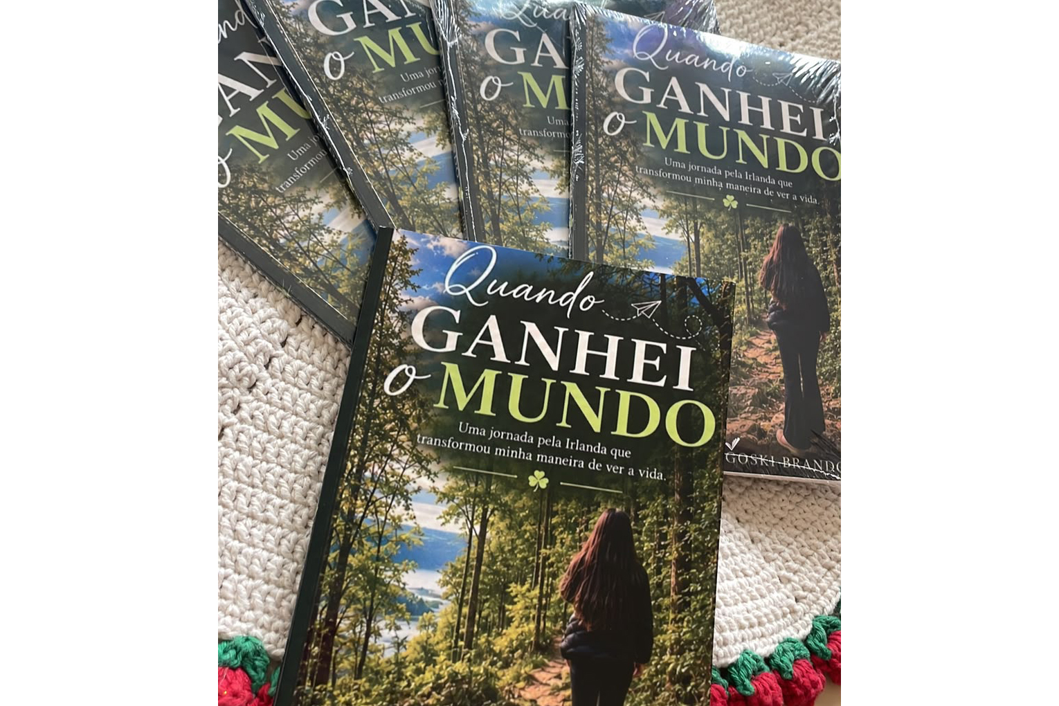 Estudante da rede estadual lança livro sobre intercâmbio na Irlanda e inspira no Dia Nacional do Livro