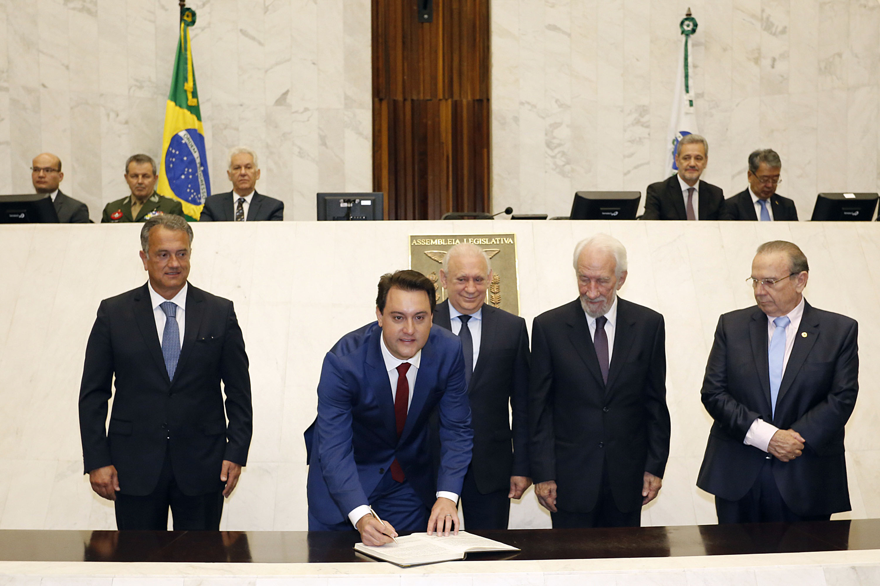 O governador Carlos Massa Ratinho Júnior tomou posse na manhã desta terça-feira (01) na Assembleia Legislativa do Paraná. O governador e o vice Darci Piana, ao lado de suas famílias, subiram a rampa da Assembleia e foram recebidos pelo presidente da Casa, deputado Ademar Traiano. Os eleitos também receberam as primeiras honras militares. - Curitiba, 01/01/2019 - Foto: Arnaldo Alves/ANPr
