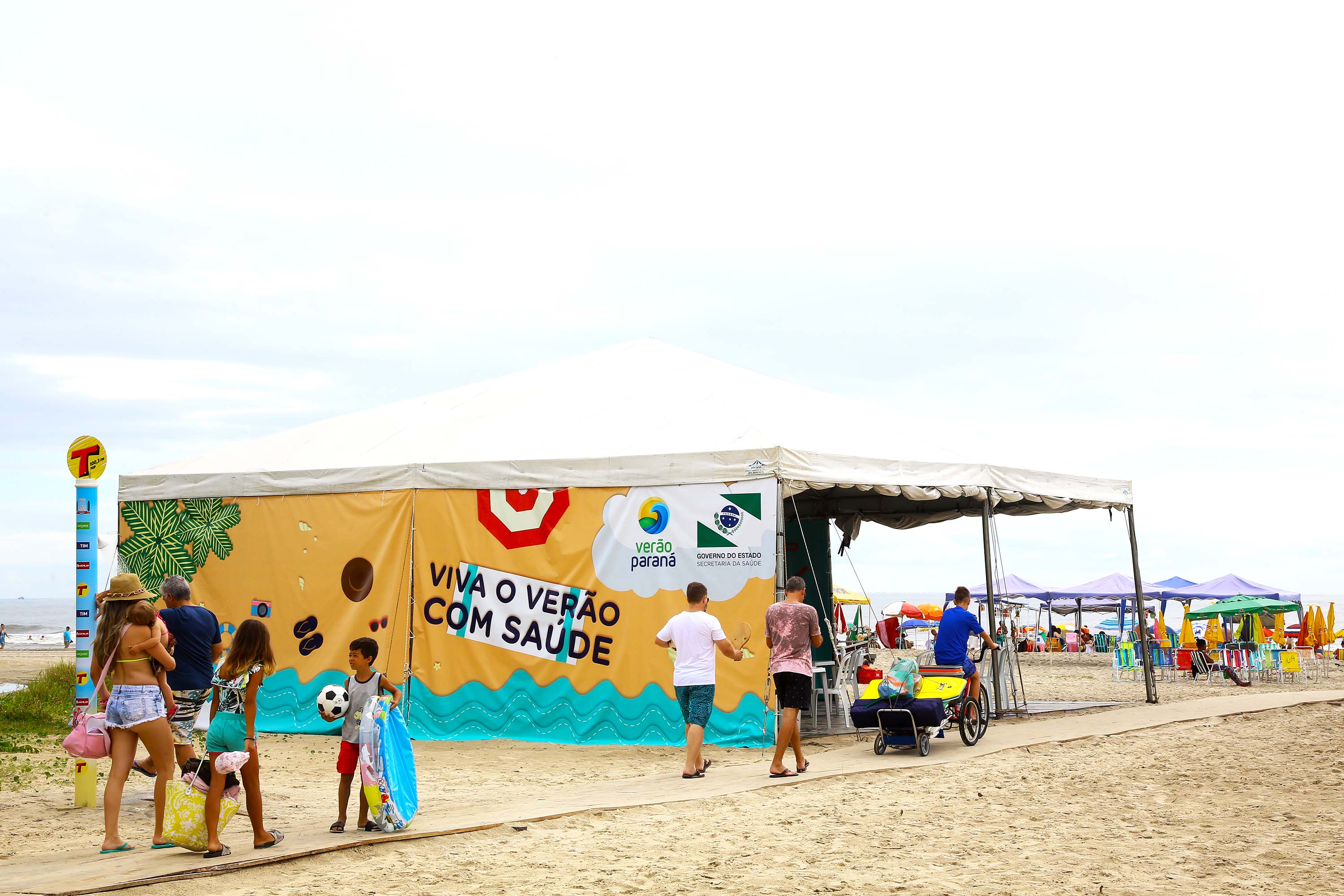 A população que aproveita a temporada no litoral paranaense pode ter acesso a serviços de saúde na areia da praia. Uma das ações da Operação Verão, do Governo do Estado, é a instalação de tendas na orla para oferecer testes rápidos de HIV, Sífilis e Hepatites B e C e aferição de pressão arterial e glicemia. - Litoral do Paraná, 02/01/2019 - Foto: Jaelson Lucas/ANPr