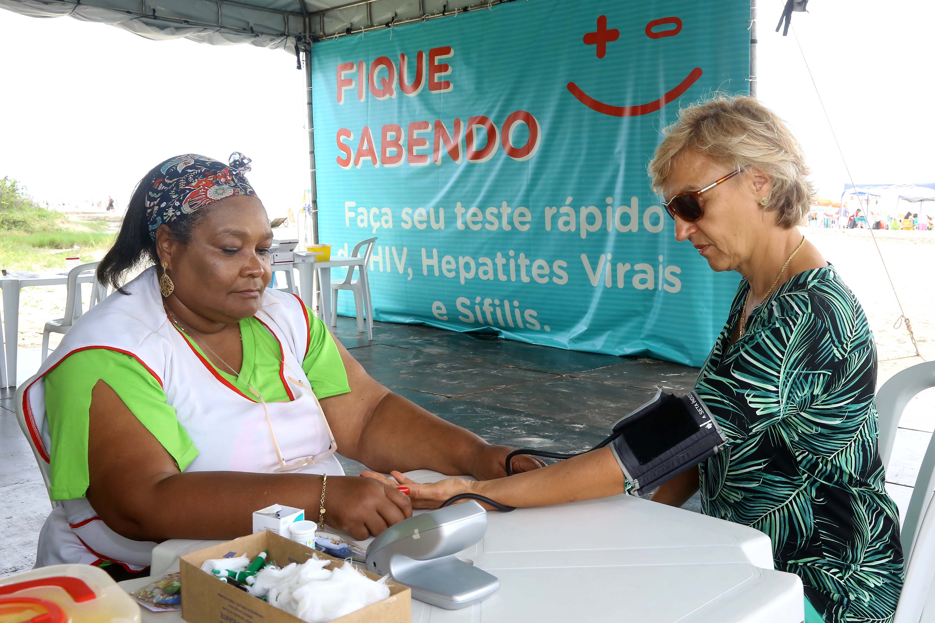 A população que aproveita a temporada no litoral paranaense pode ter acesso a serviços de saúde na areia da praia. Uma das ações da Operação Verão, do Governo do Estado, é a instalação de tendas na orla para oferecer testes rápidos de HIV, Sífilis e Hepatites B e C e aferição de pressão arterial e glicemia. - Litoral do Paraná, 02/01/2019 - Foto: Jaelson Lucas/ANPr