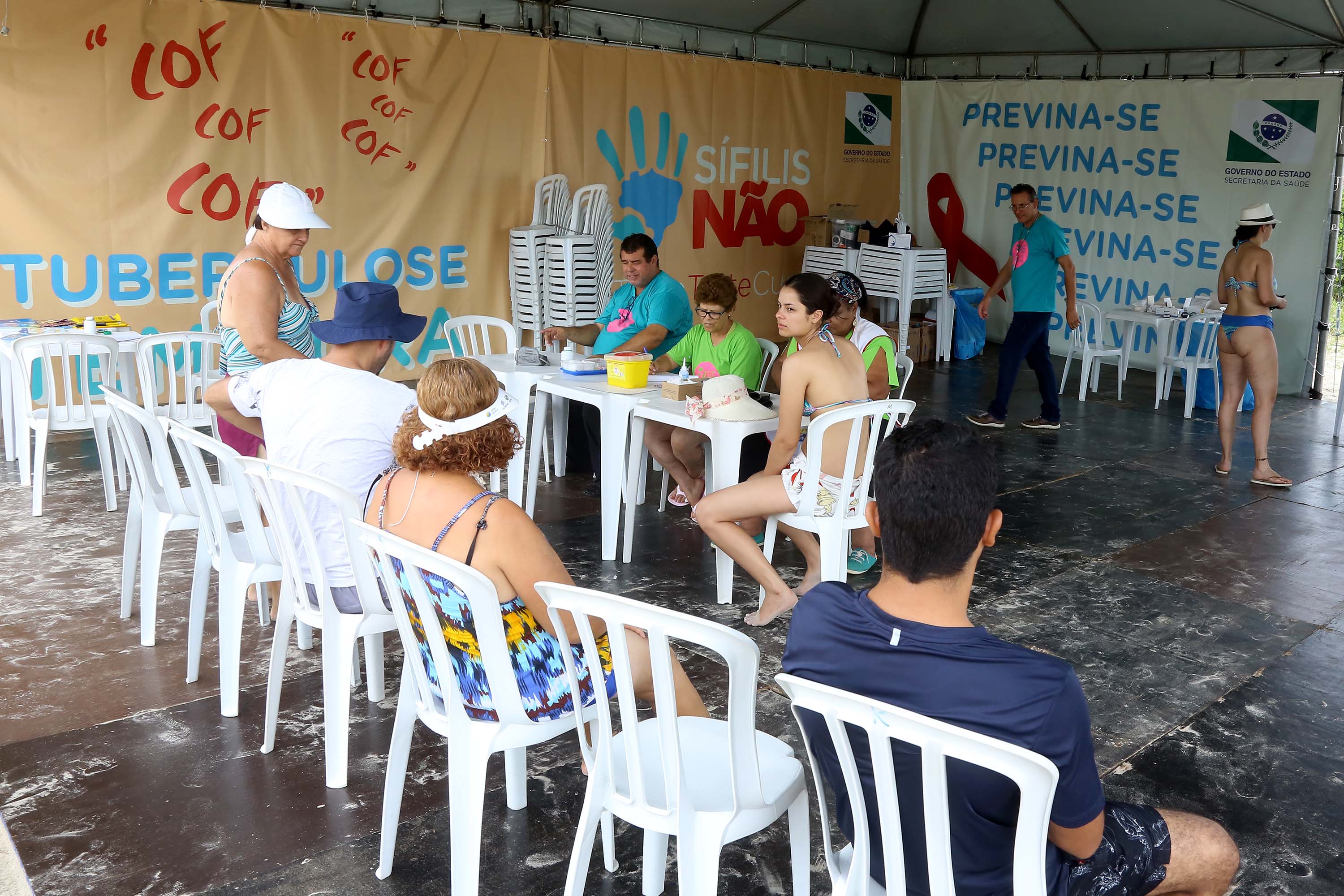 A população que aproveita a temporada no litoral paranaense pode ter acesso a serviços de saúde na areia da praia. Uma das ações da Operação Verão, do Governo do Estado, é a instalação de tendas na orla para oferecer testes rápidos de HIV, Sífilis e Hepatites B e C e aferição de pressão arterial e glicemia. - Litoral do Paraná, 02/01/2019 - Foto: Jaelson Lucas/ANPr
