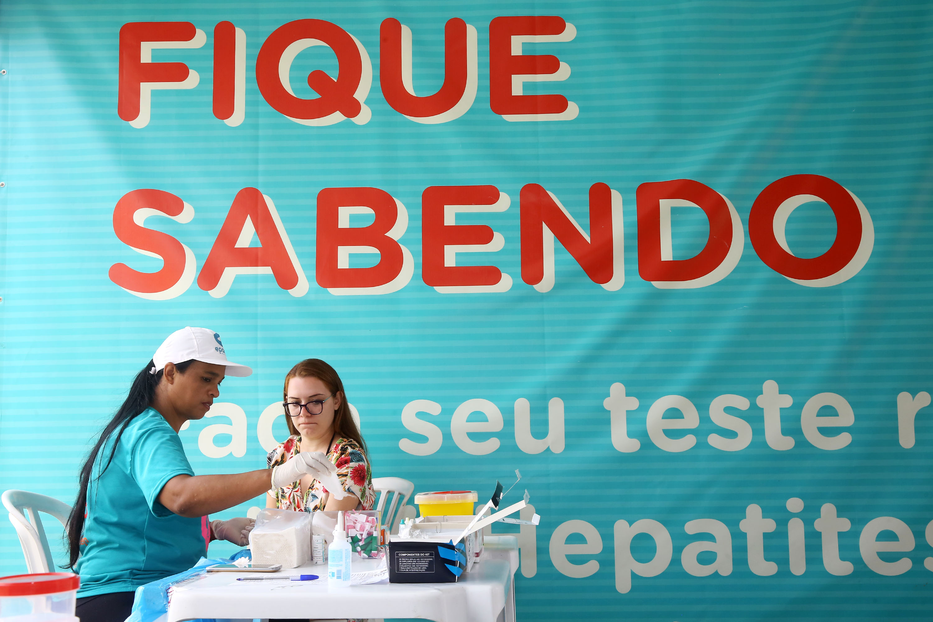 A população que aproveita a temporada no litoral paranaense pode ter acesso a serviços de saúde na areia da praia. Uma das ações da Operação Verão, do Governo do Estado, é a instalação de tendas na orla para oferecer testes rápidos de HIV, Sífilis e Hepatites B e C e aferição de pressão arterial e glicemia. - Litoral do Paraná, 02/01/2019 - Foto: Jaelson Lucas/ANPr