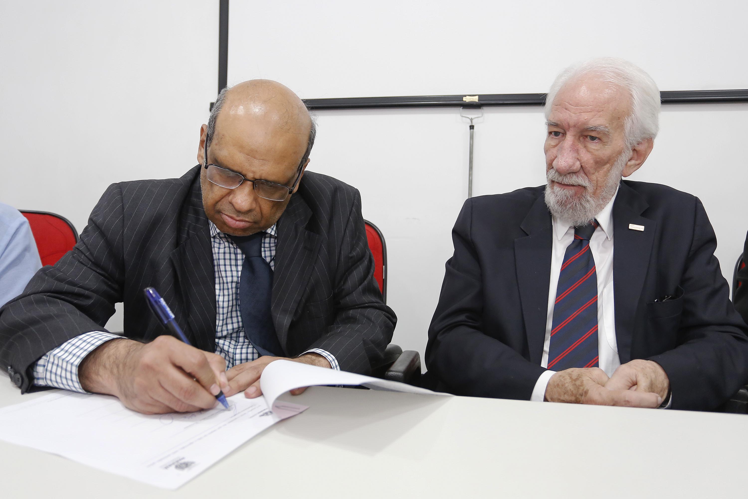 Posse do Conselho de Administração do Serviço Social Autônomo Paranacidade. Tomaram posse os secretários João Carlos Ortega, secretário do Desenvolvimento Urbano; René de Oliveira Garcia Júnior, secretário da Fazenda e Valdemar Bernardo Jorge, secretário do Planejamento. ? Curitiba, 02/01/2019 - Foto: Arnaldo Alves/ANPr
