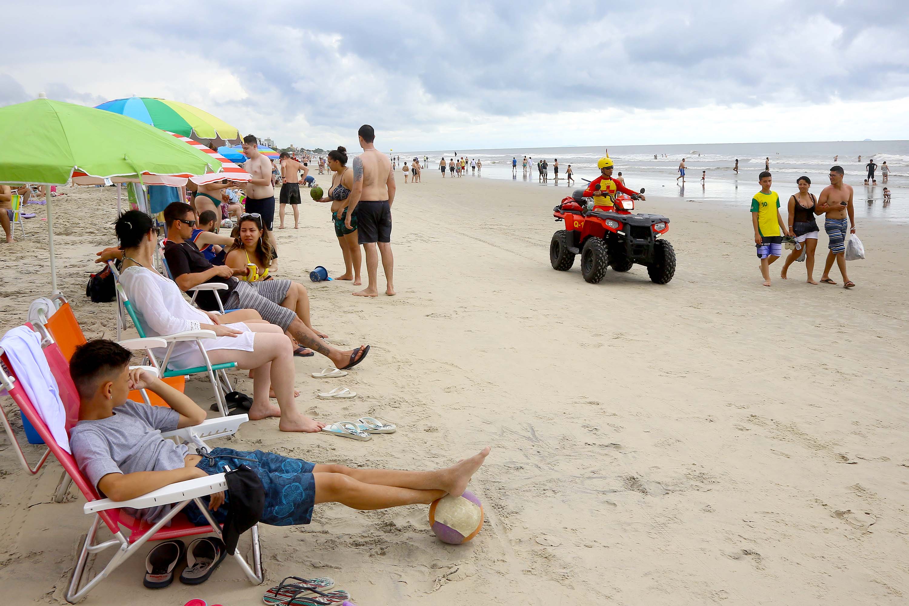 As águas das praias, represas e rios do Estado continuam com boa qualidade. De acordo com o terceiro boletim de balneabilidade do verão emitido nesta sexta-feira (04) pelo Instituto Ambiental do Paraná (IAP), dos 49 pontos monitorados semanalmente no Litoral apenas um se mantêm impróprio para banho. Litoral do Paraná, 04/01/2019 - Foto: Jaelson Lucas/ANPr