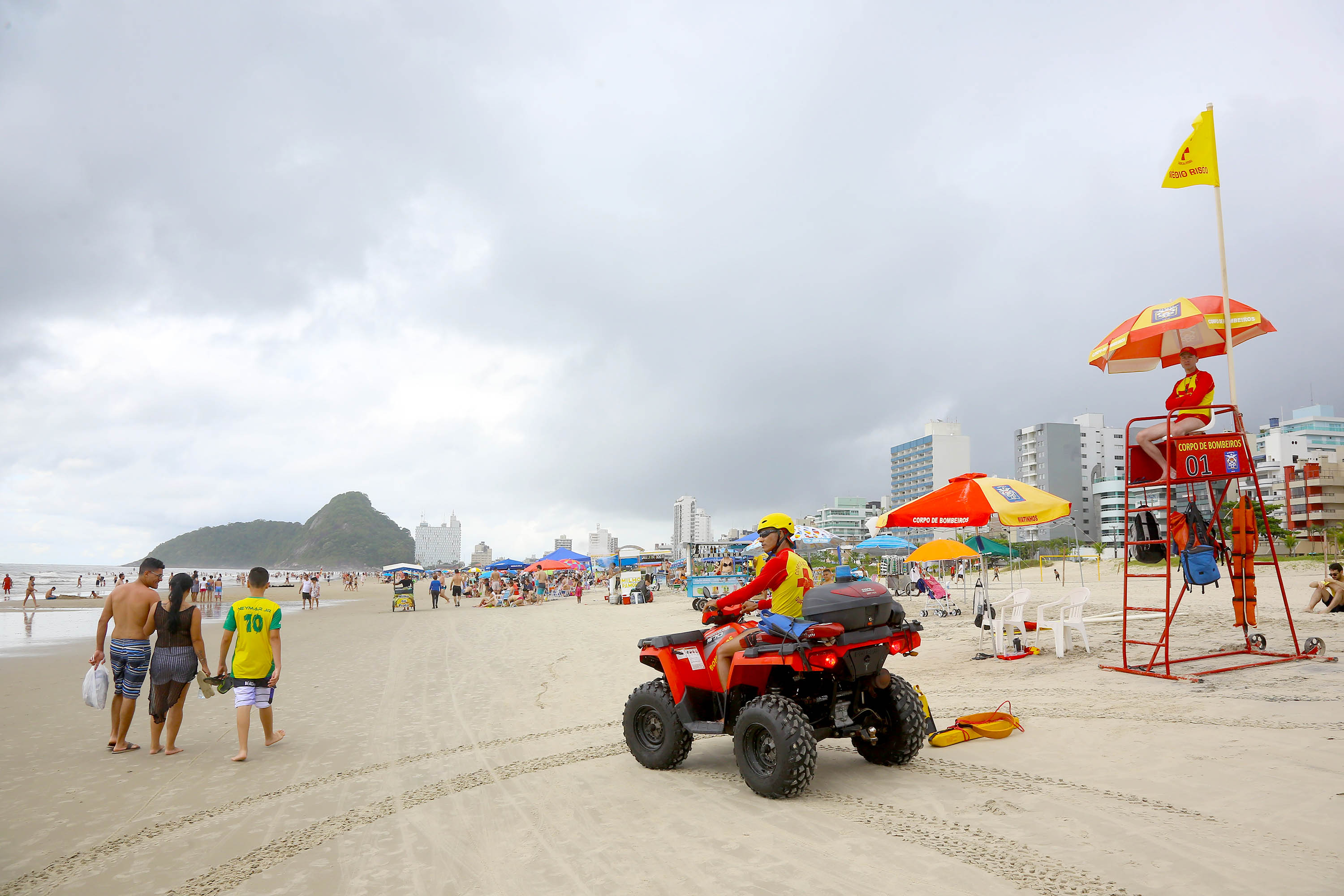 As águas das praias, represas e rios do Estado continuam com boa qualidade. De acordo com o terceiro boletim de balneabilidade do verão emitido nesta sexta-feira (04) pelo Instituto Ambiental do Paraná (IAP), dos 49 pontos monitorados semanalmente no Litoral apenas um se mantêm impróprio para banho. Litoral do Paraná, 04/01/2019 - Foto: Jaelson Lucas/ANPr