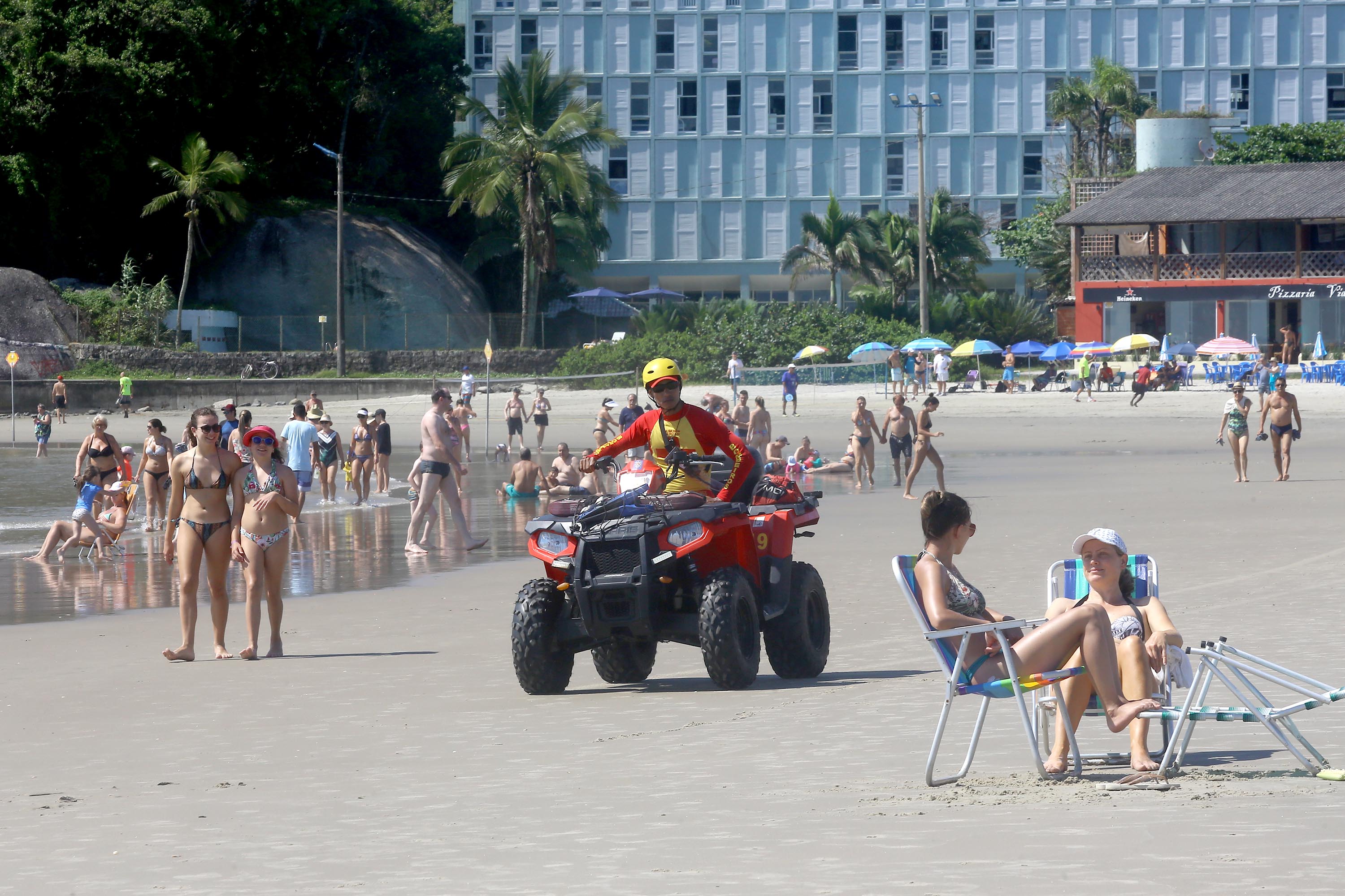 As águas das praias, represas e rios do Estado continuam com boa qualidade. De acordo com o terceiro boletim de balneabilidade do verão emitido nesta sexta-feira (04) pelo Instituto Ambiental do Paraná (IAP), dos 49 pontos monitorados semanalmente no Litoral apenas um se mantêm impróprio para banho. Litoral do Paraná, 04/01/2019 - Foto: Jaelson Lucas/ANPr