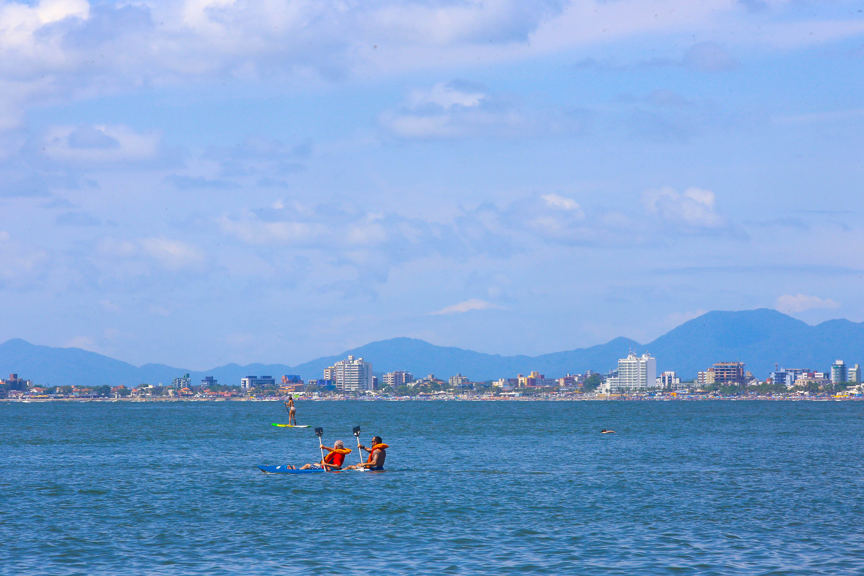 As águas das praias, represas e rios do Estado continuam com boa qualidade. De acordo com o terceiro boletim de balneabilidade do verão emitido nesta sexta-feira (04) pelo Instituto Ambiental do Paraná (IAP), dos 49 pontos monitorados semanalmente no Litoral apenas um se mantêm impróprio para banho. Litoral do Paraná, 04/01/2019 - Foto: Jaelson Lucas/ANPr