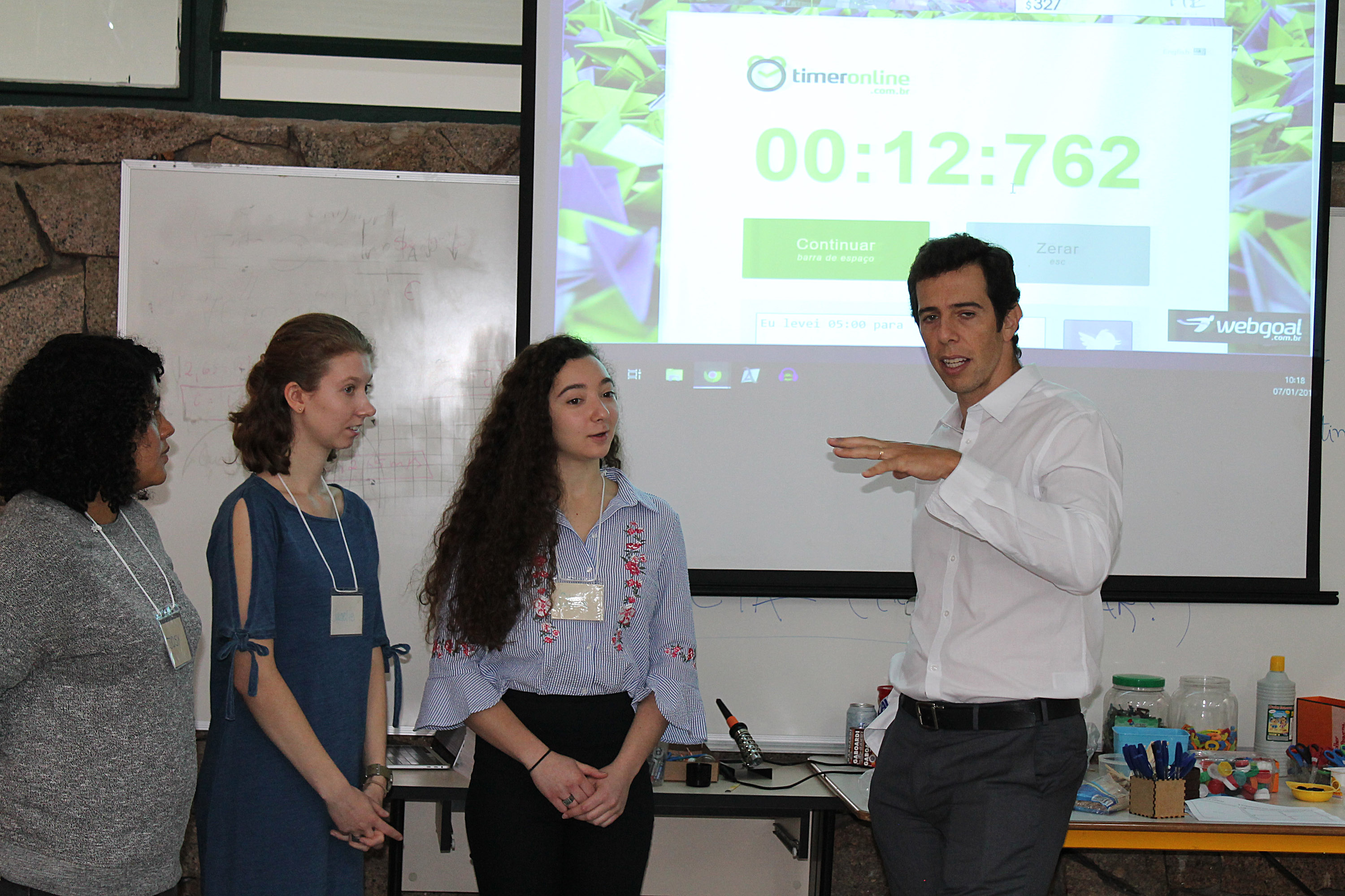 Estudantes do Ensino Fundamental e Médio de escolas públicas e particulares, e universitários do Paraná e de Santa Catarina, iniciaram nesta segunda-feira (7) oficinas bilíngues de aprendizagem criativa com acadêmicos do Instituto de Tecnologia de Massachusetts (MIT - Massachusetts Institute of Technology) ofertadas pela Secretaria de Estado da Educação em parceria com o Instituto norte-americano.  -  Curitiba, 07/01/2019  -  Foto: Fernando Jesus/SEED