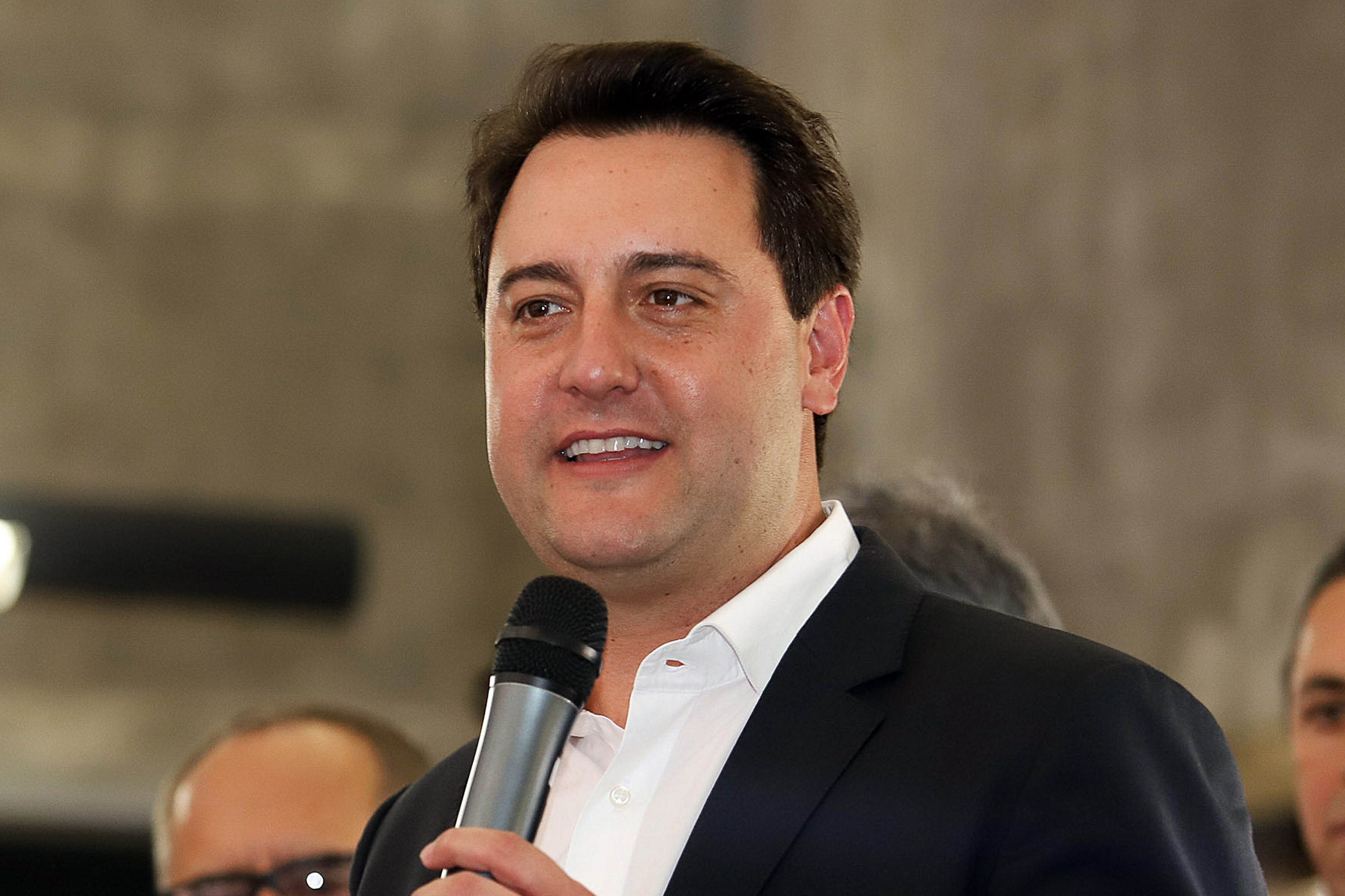 O governador Carlos Massa Ratinho Junior afirmou nesta segunda-feira (7) que, depois de reduzir de 28 para 15 o número de secretarias, o governo está organizando a modernização das autarquias estaduais. Em entrevista à Rádio Paiquerê, de Londrina (Norte), Ratinho Junior disse que o compromisso de sua gestão, assumido ainda em campanha, é modernizar a máquina pública e reduzir as despesas do governo. Curitiba, 07/01/2019 - Foto: Rodrigo Félix Leal