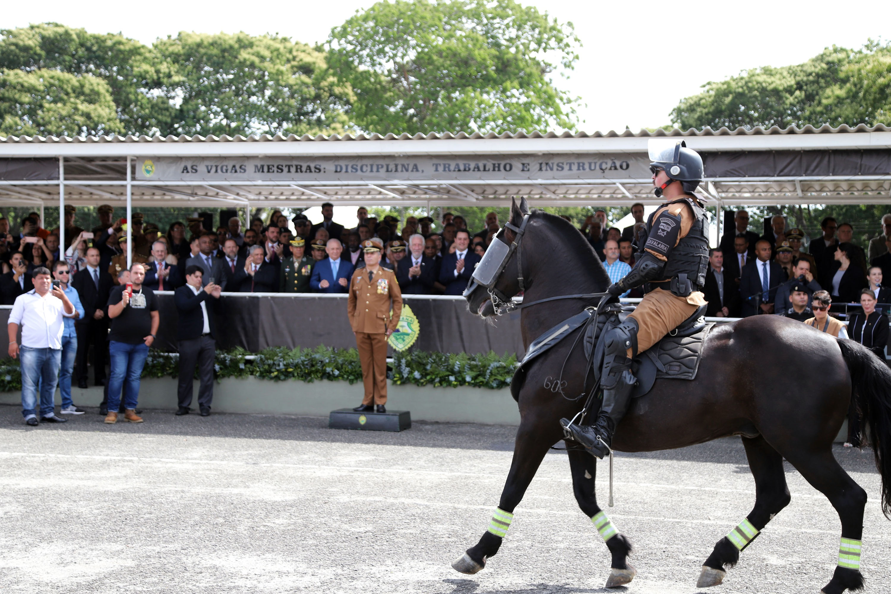 Governador Carlos Massa Ratinho Júnior participa da cerimônia de troca de comando da Polícia Militar do Paraná. O novo camandante-geral é o coronel Péricles de Matos. Ele substitui no cargo a coronel Audilene Dias Rocha. - Curitiba, 08/01/2019 - Foto: José Fernando Ogura/ANPr