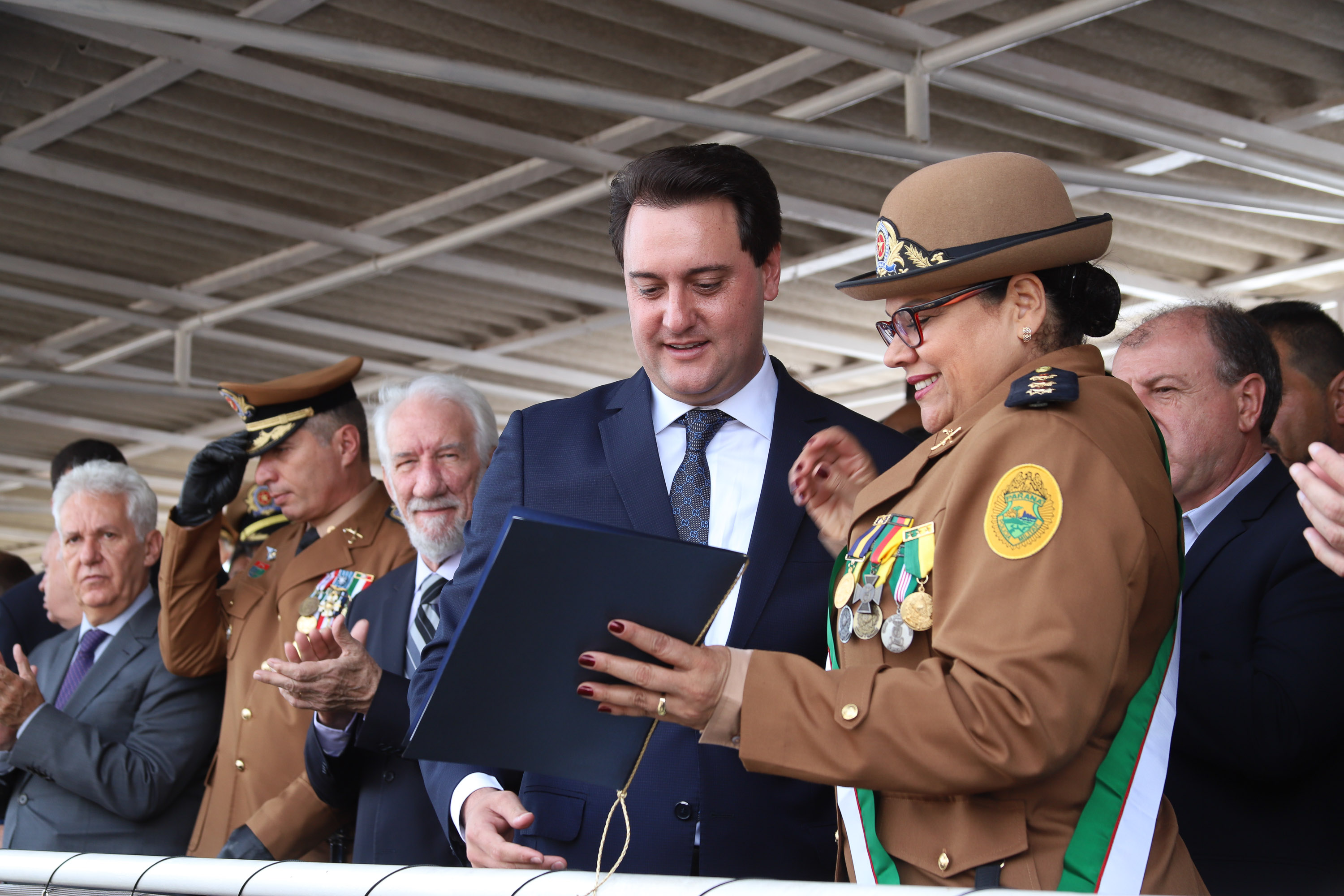 Governador Carlos Massa Ratinho Júnior participa da cerimônia de troca de comando da Polícia Militar do Paraná. O novo camandante-geral é o coronel Péricles de Matos. Ele substitui no cargo a coronel Audilene Dias Rocha. - Curitiba, 08/01/2019 - Foto: Rodrigo Félix Leal