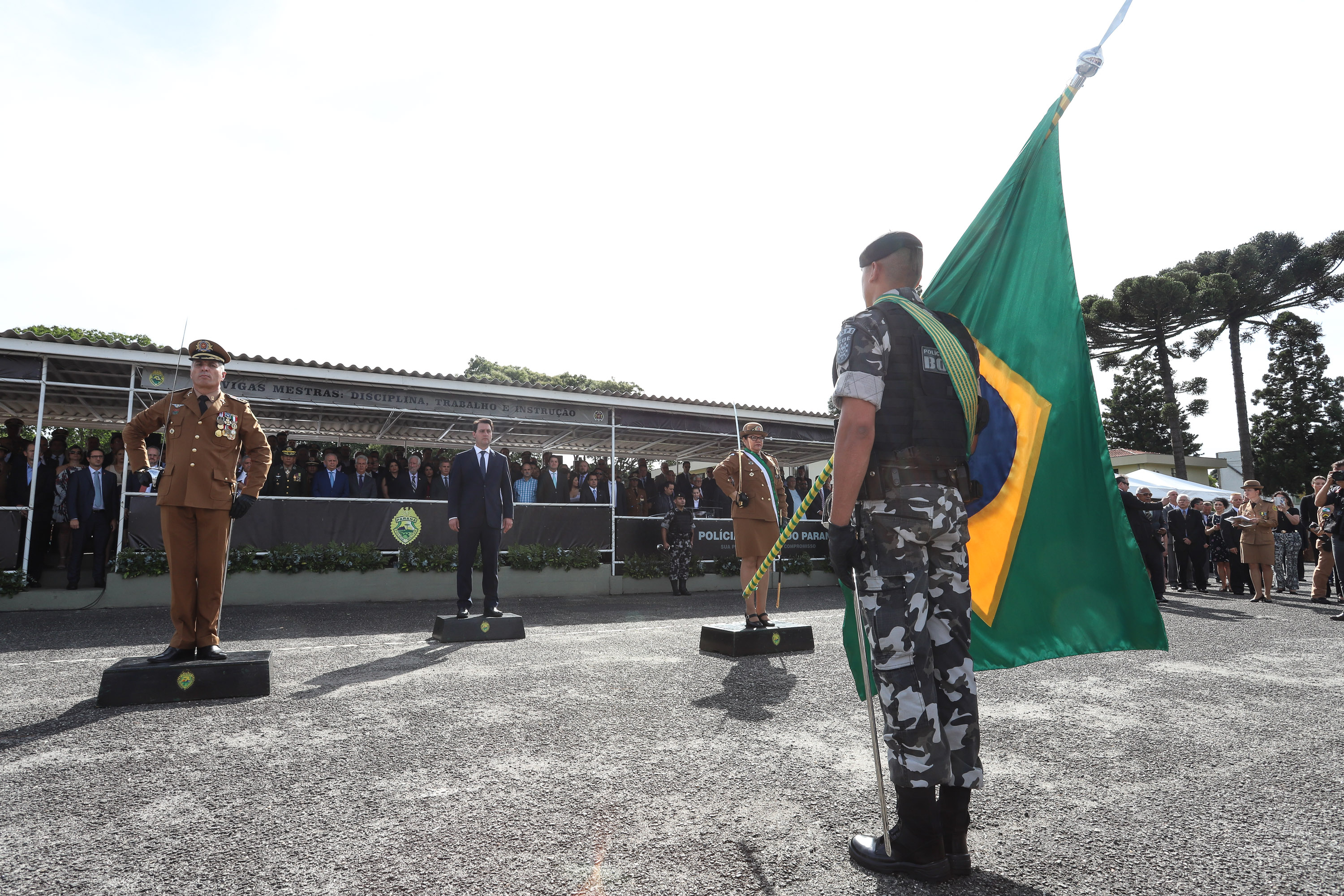 Governador Carlos Massa Ratinho Júnior participa da cerimônia de troca de comando da Polícia Militar do Paraná. O novo camandante-geral é o coronel Péricles de Matos. Ele substitui no cargo a coronel Audilene Dias Rocha. - Curitiba, 08/01/2019 - Foto: Rodrigo Félix Leal