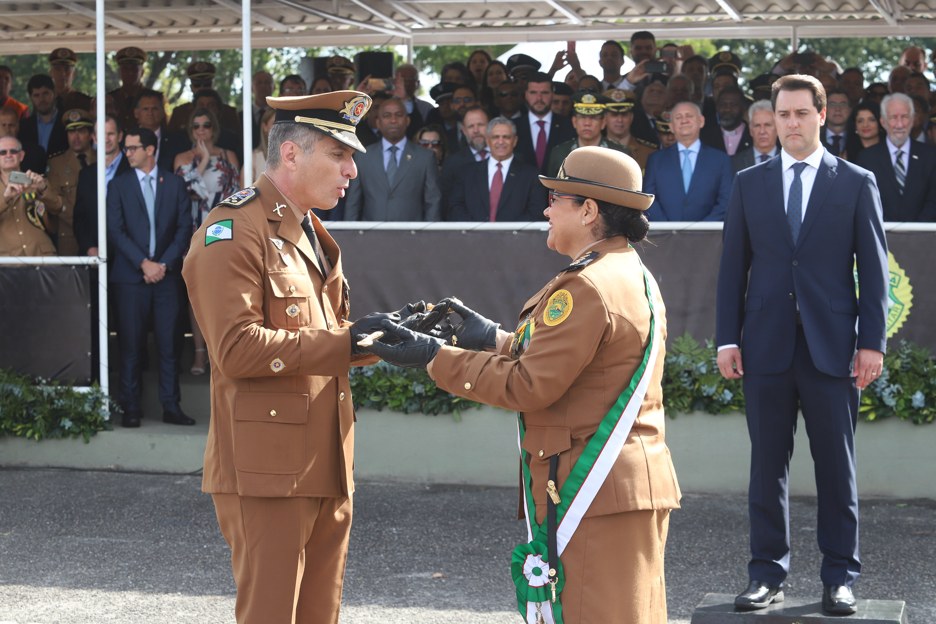 Governador Carlos Massa Ratinho Júnior participa da cerimônia de troca de comando da Polícia Militar do Paraná. O novo camandante-geral é o coronel Péricles de Matos. Ele substitui no cargo a coronel Audilene Dias Rocha. - Curitiba, 08/01/2019 - Foto: Rodrigo Félix Leal