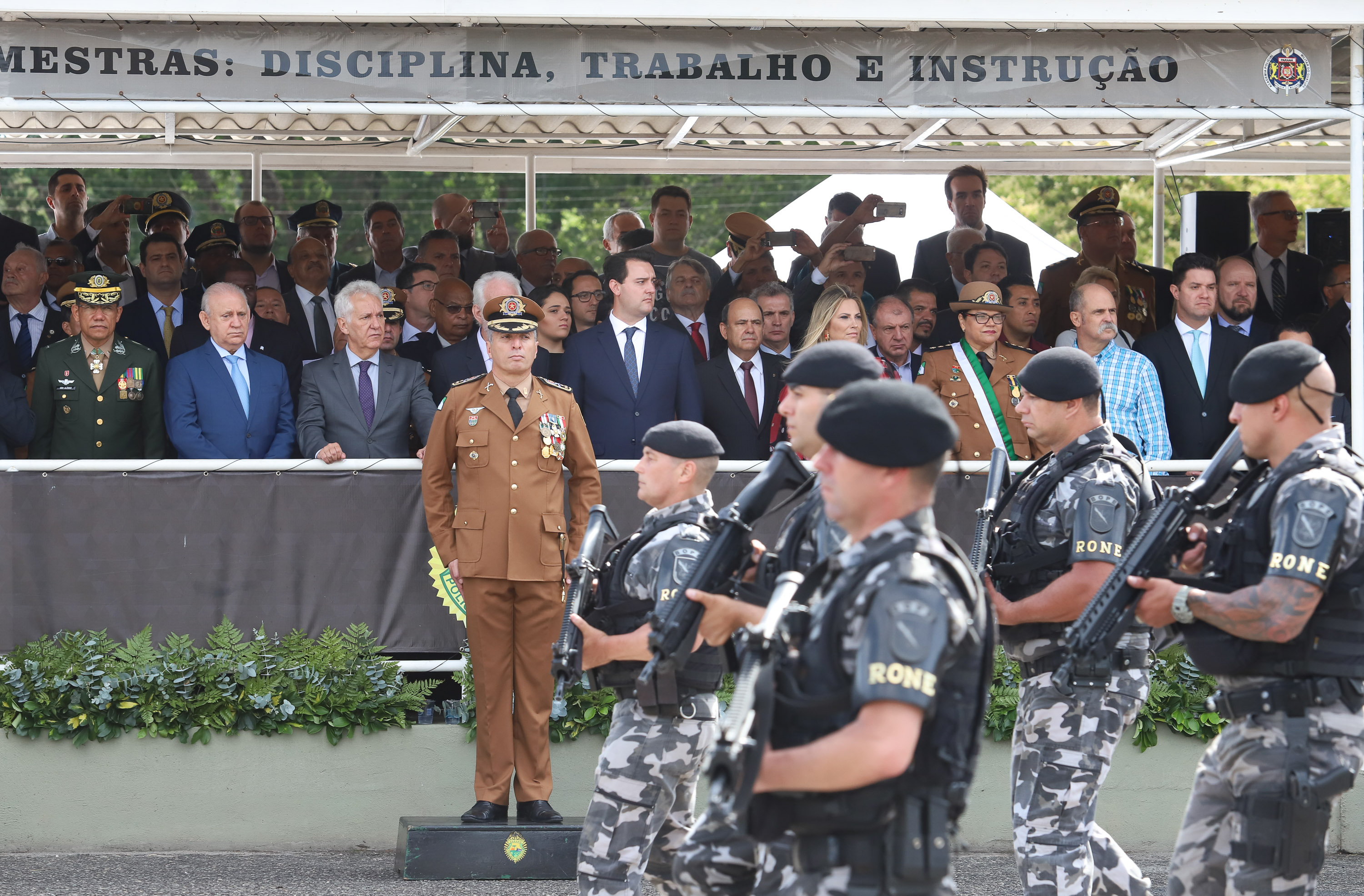 Governador Carlos Massa Ratinho Júnior participa da cerimônia de troca de comando da Polícia Militar do Paraná. O novo camandante-geral é o coronel Péricles de Matos. Ele substitui no cargo a coronel Audilene Dias Rocha. - Curitiba, 08/01/2019 - Foto: Rodrigo Félix Leal