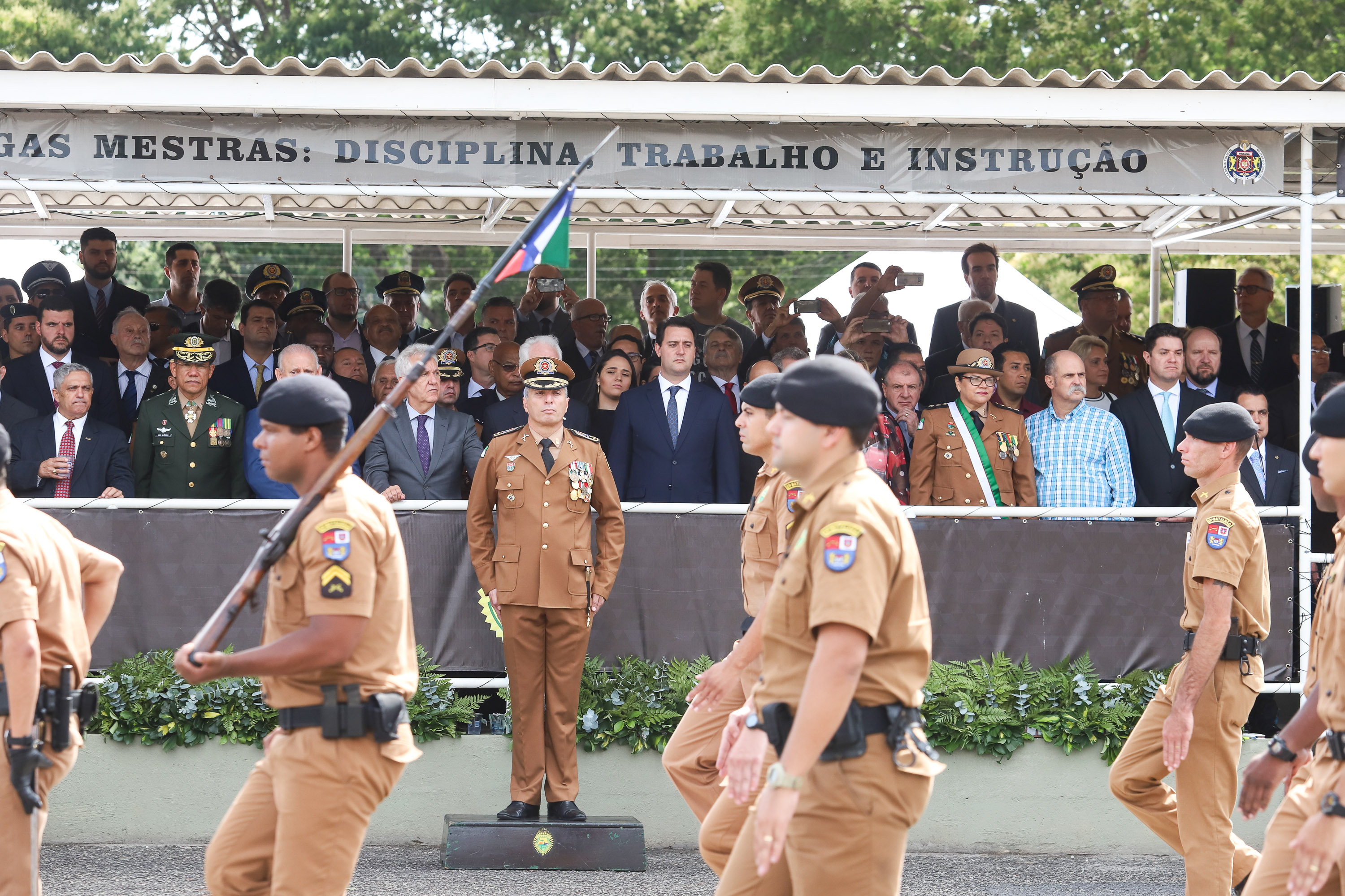 Governador Carlos Massa Ratinho Júnior participa da cerimônia de troca de comando da Polícia Militar do Paraná. O novo camandante-geral é o coronel Péricles de Matos. Ele substitui no cargo a coronel Audilene Dias Rocha. - Curitiba, 08/01/2019 - Foto: Rodrigo Félix Leal