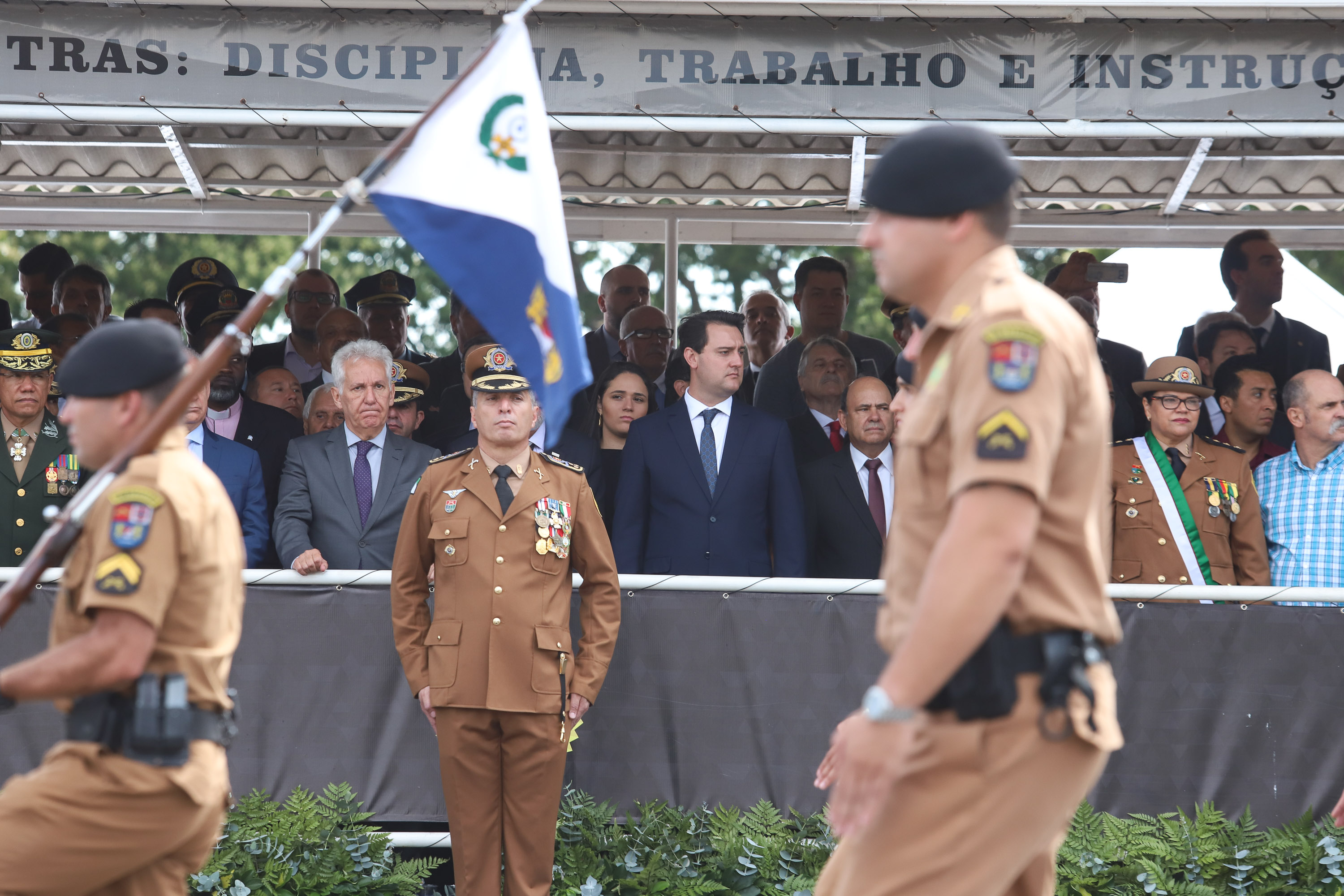 Governador Carlos Massa Ratinho Júnior participa da cerimônia de troca de comando da Polícia Militar do Paraná. O novo camandante-geral é o coronel Péricles de Matos. Ele substitui no cargo a coronel Audilene Dias Rocha. - Curitiba, 08/01/2019 - Foto: Rodrigo Félix Leal