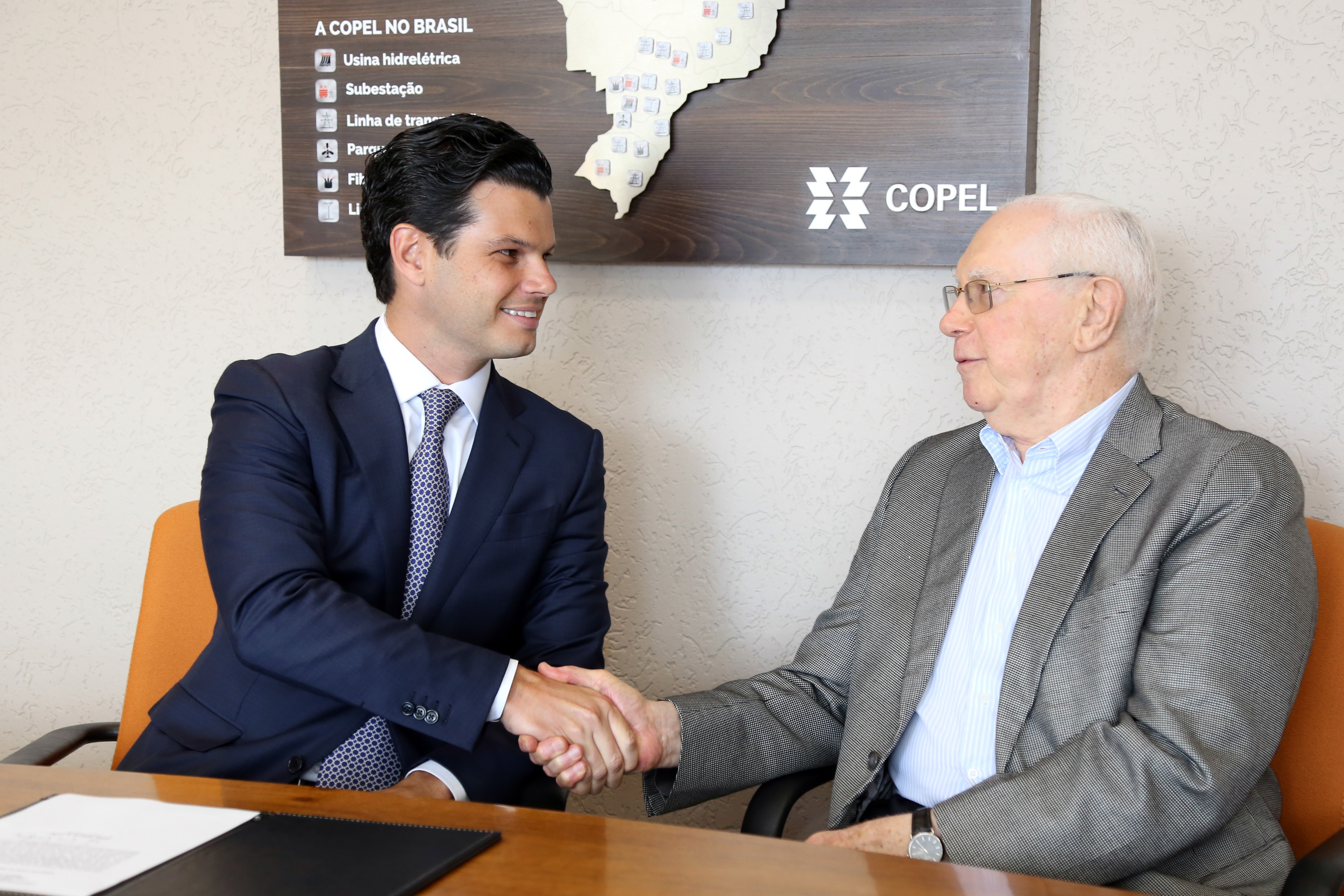 O novo presidente da Copel, Daniel Pimentel Slaviero, assinou nesta terça-feira (8) o termo de posse. Ele foi eleito para o cargo em reunião realizada pelo Conselho de Administração da Copel (CAD), também nesta terça. Além do presidente, outros dois novos diretores assumiram cargos. -  Curitiba, 08/01/2019  -  Foto: Dani Catisti/Copel