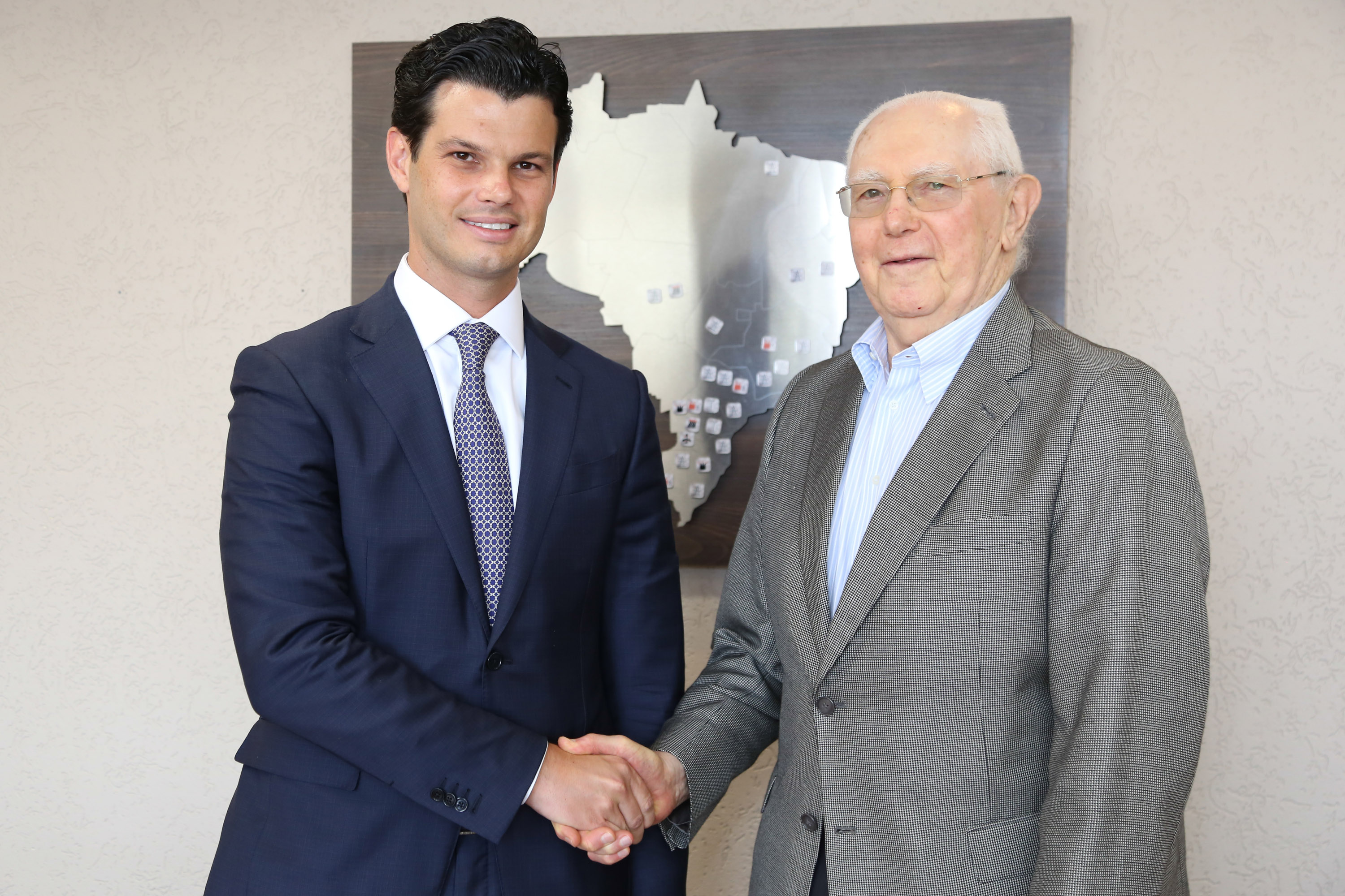 O novo presidente da Copel, Daniel Pimentel Slaviero, assinou nesta terça-feira (8) o termo de posse. Ele foi eleito para o cargo em reunião realizada pelo Conselho de Administração da Copel (CAD), também nesta terça. Além do presidente, outros dois novos diretores assumiram cargos. -  Curitiba, 08/01/2019  -  Foto: Dani Catisti/Copel