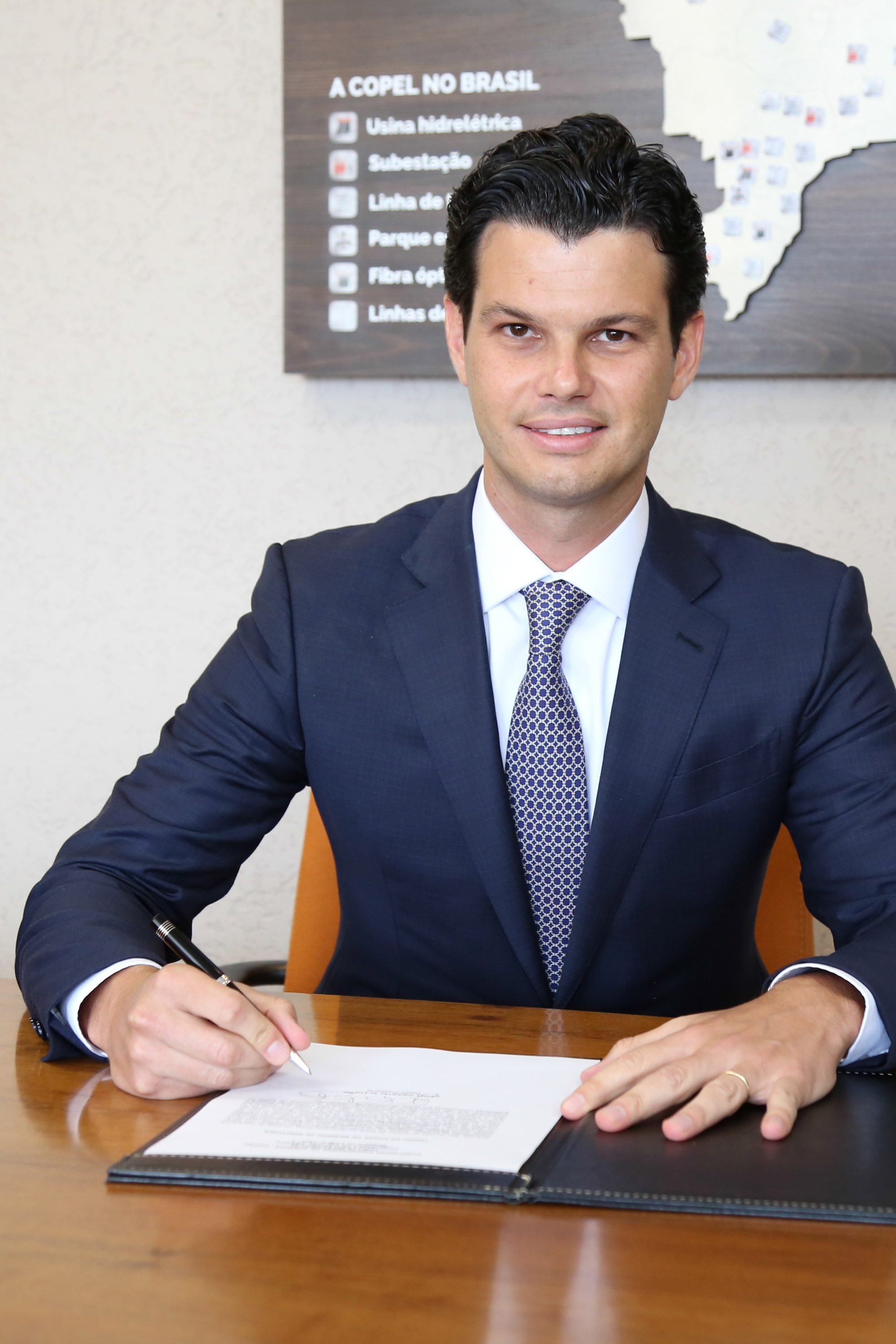 O novo presidente da Copel, Daniel Pimentel Slaviero, assinou nesta terça-feira (8) o termo de posse. Ele foi eleito para o cargo em reunião realizada pelo Conselho de Administração da Copel (CAD), também nesta terça. Além do presidente, outros dois novos diretores assumiram cargos. -  Curitiba, 08/01/2019  -  Foto: Dani Catisti/Copel