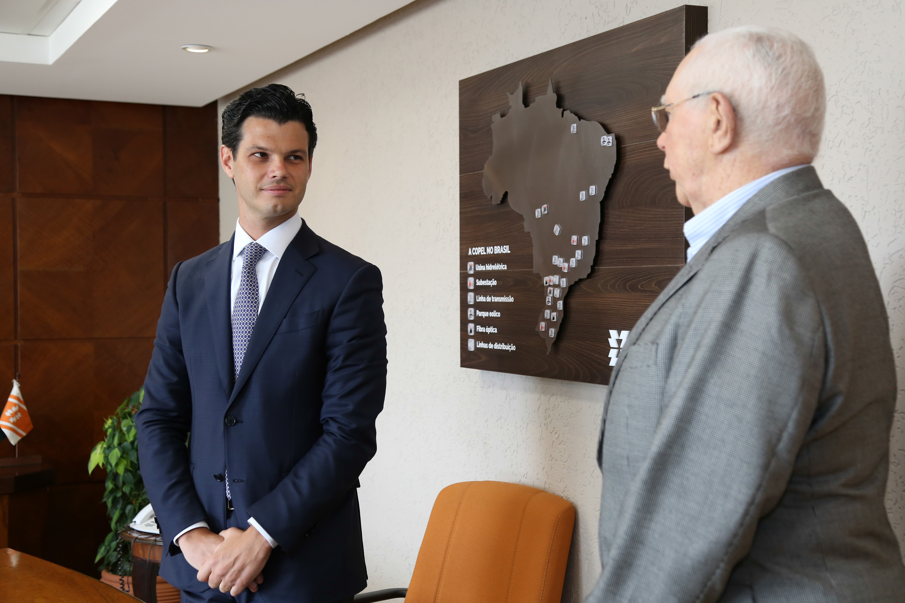 O novo presidente da Copel, Daniel Pimentel Slaviero, assinou nesta terça-feira (8) o termo de posse. Ele foi eleito para o cargo em reunião realizada pelo Conselho de Administração da Copel (CAD), também nesta terça. Além do presidente, outros dois novos diretores assumiram cargos. -  Curitiba, 08/01/2019  -  Foto: Dani Catisti/Copel