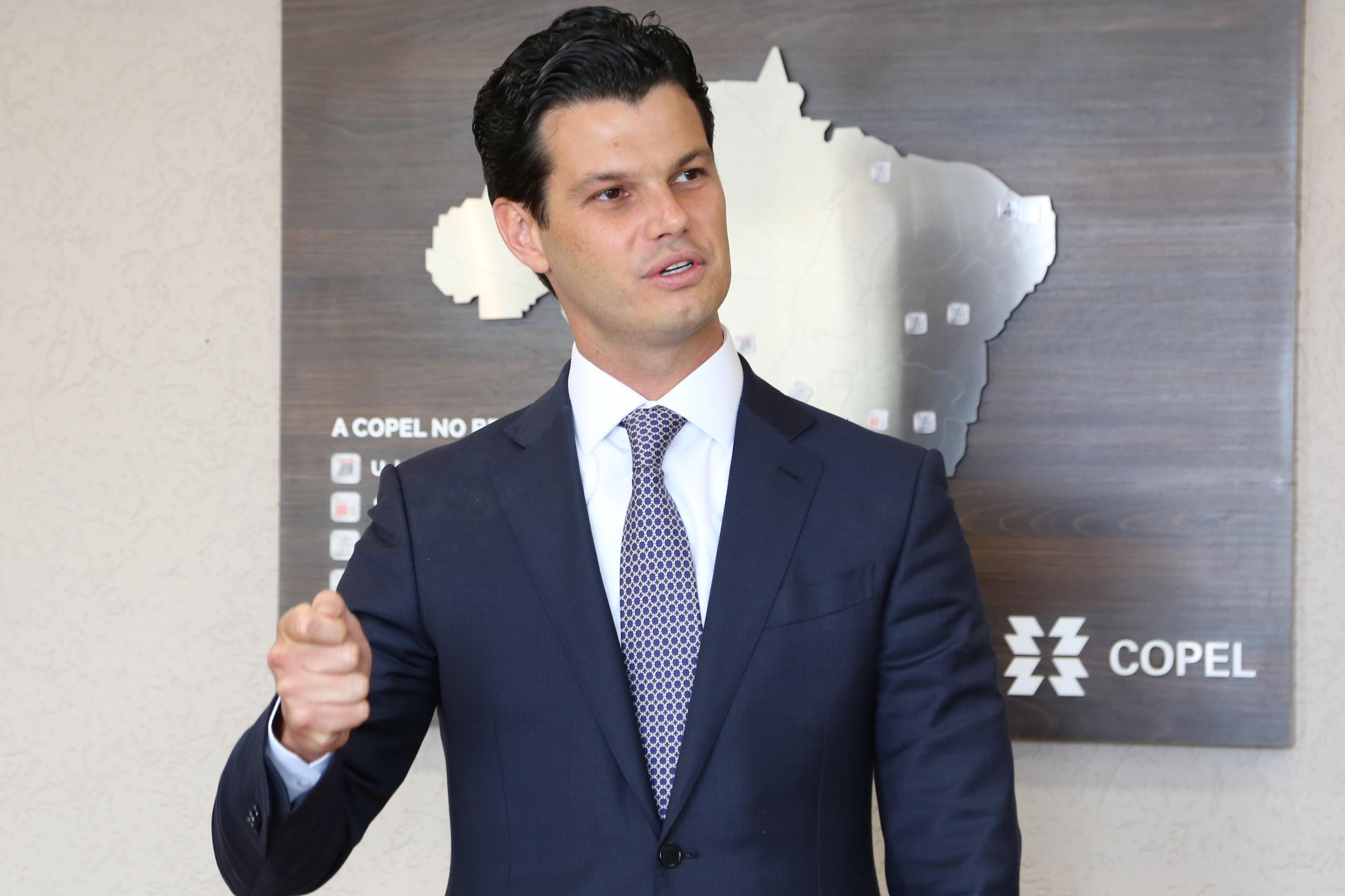 O novo presidente da Copel, Daniel Pimentel Slaviero, assinou nesta terça-feira (8) o termo de posse. Ele foi eleito para o cargo em reunião realizada pelo Conselho de Administração da Copel (CAD), também nesta terça. Além do presidente, outros dois novos diretores assumiram cargos. -  Curitiba, 08/01/2019  -  Foto: Dani Catisti/Copel