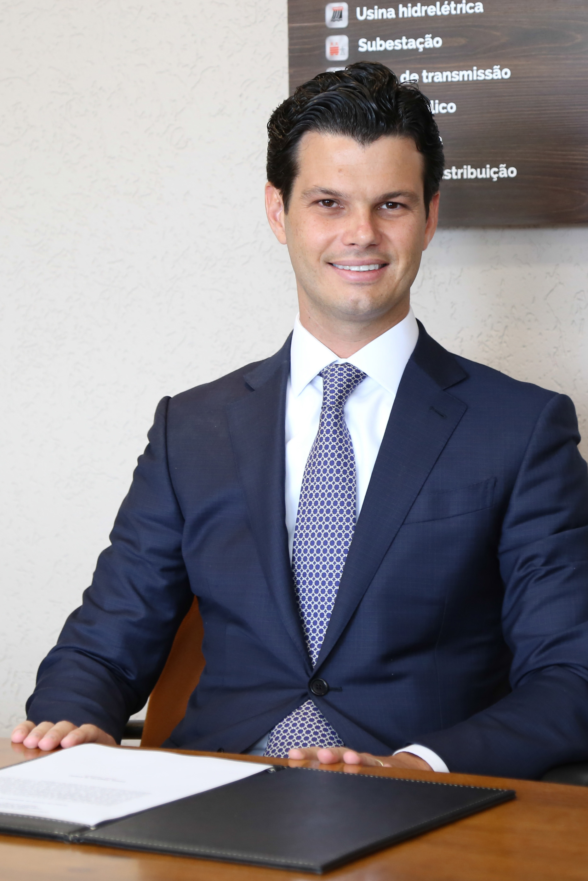 O novo presidente da Copel, Daniel Pimentel Slaviero, assinou nesta terça-feira (8) o termo de posse. Ele foi eleito para o cargo em reunião realizada pelo Conselho de Administração da Copel (CAD), também nesta terça. Além do presidente, outros dois novos diretores assumiram cargos. -  Curitiba, 08/01/2019  -  Foto: Dani Catisti/Copel