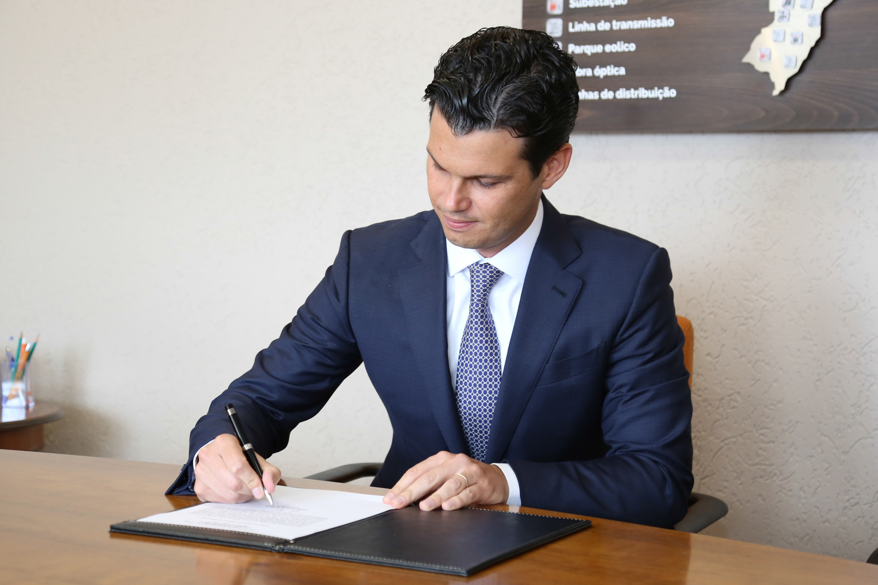 O novo presidente da Copel, Daniel Pimentel Slaviero, assinou nesta terça-feira (8) o termo de posse. Ele foi eleito para o cargo em reunião realizada pelo Conselho de Administração da Copel (CAD), também nesta terça. Além do presidente, outros dois novos diretores assumiram cargos. -  Curitiba, 08/01/2019  -  Foto: Dani Catisti/Copel