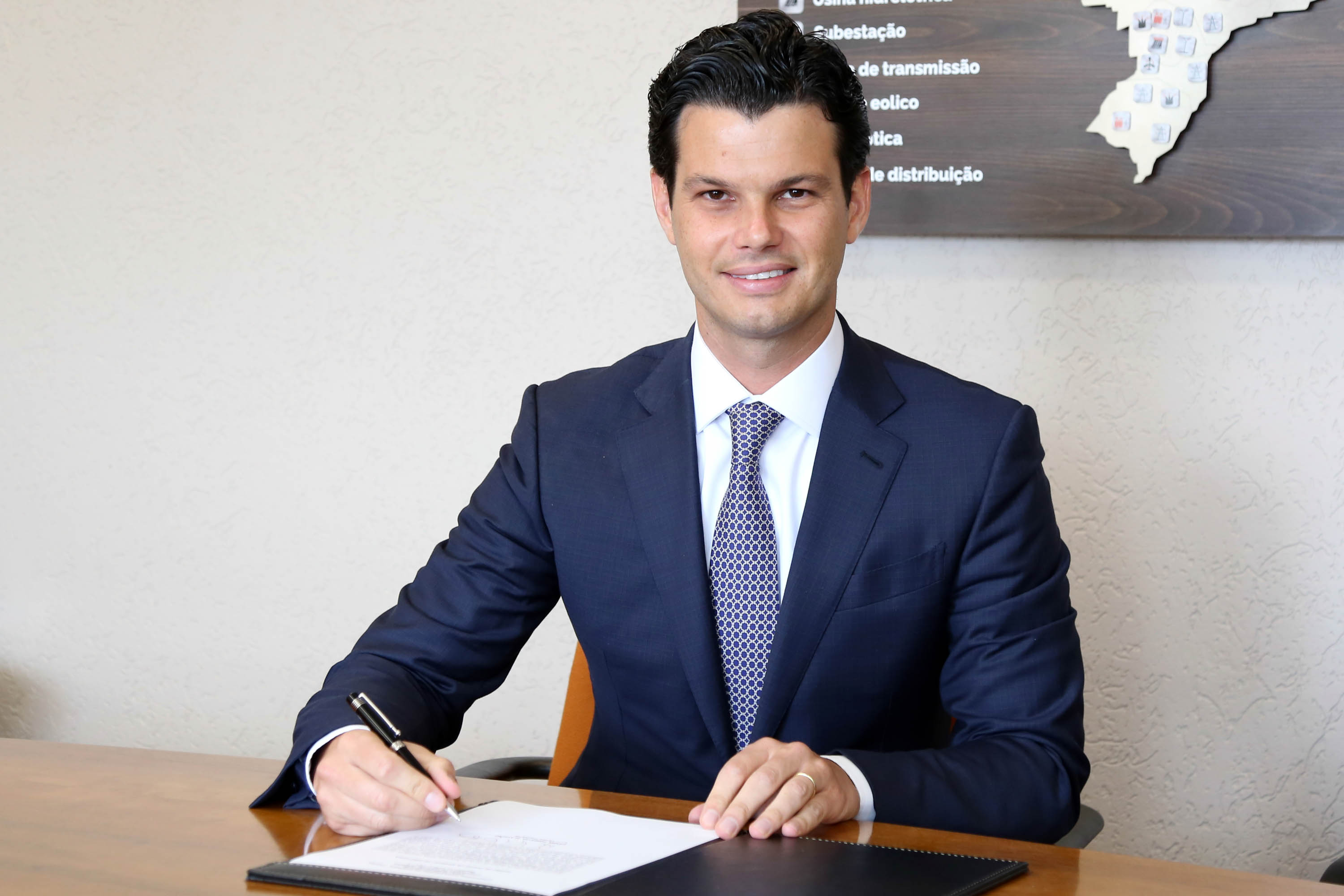 O novo presidente da Copel, Daniel Pimentel Slaviero, assinou nesta terça-feira (8) o termo de posse. Ele foi eleito para o cargo em reunião realizada pelo Conselho de Administração da Copel (CAD), também nesta terça. Além do presidente, outros dois novos diretores assumiram cargos. -  Curitiba, 08/01/2019  -  Foto: Dani Catisti/Copel