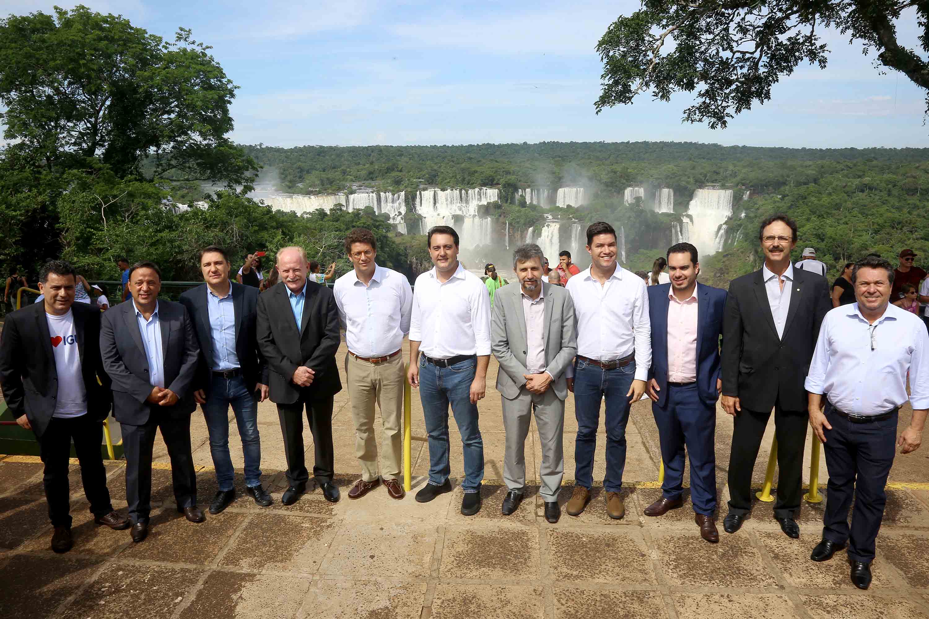 O governador Carlos Massa Ratinho Junior participou nesta quinta-feira (10), em Foz do Iguaçu, da solenidade em comemoração aos 80 anos do Parque Nacional do Iguaçu. Considerado uma das mais belas reservas ecológicas do mundo, o Parque Nacional do Iguaçu tem 225 mil hectares e é reconhecido pela Unesco como Patrimônio Natural da Humanidade. Foz do Iguaçu,10/01/2018 Foto:Jaelson Lucas / ANPr